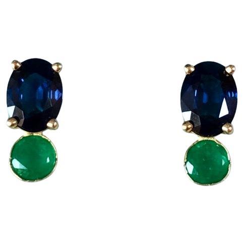Clous d
oreilles en or jaune 18 carats, saphir bleu et émeraude de Colombie