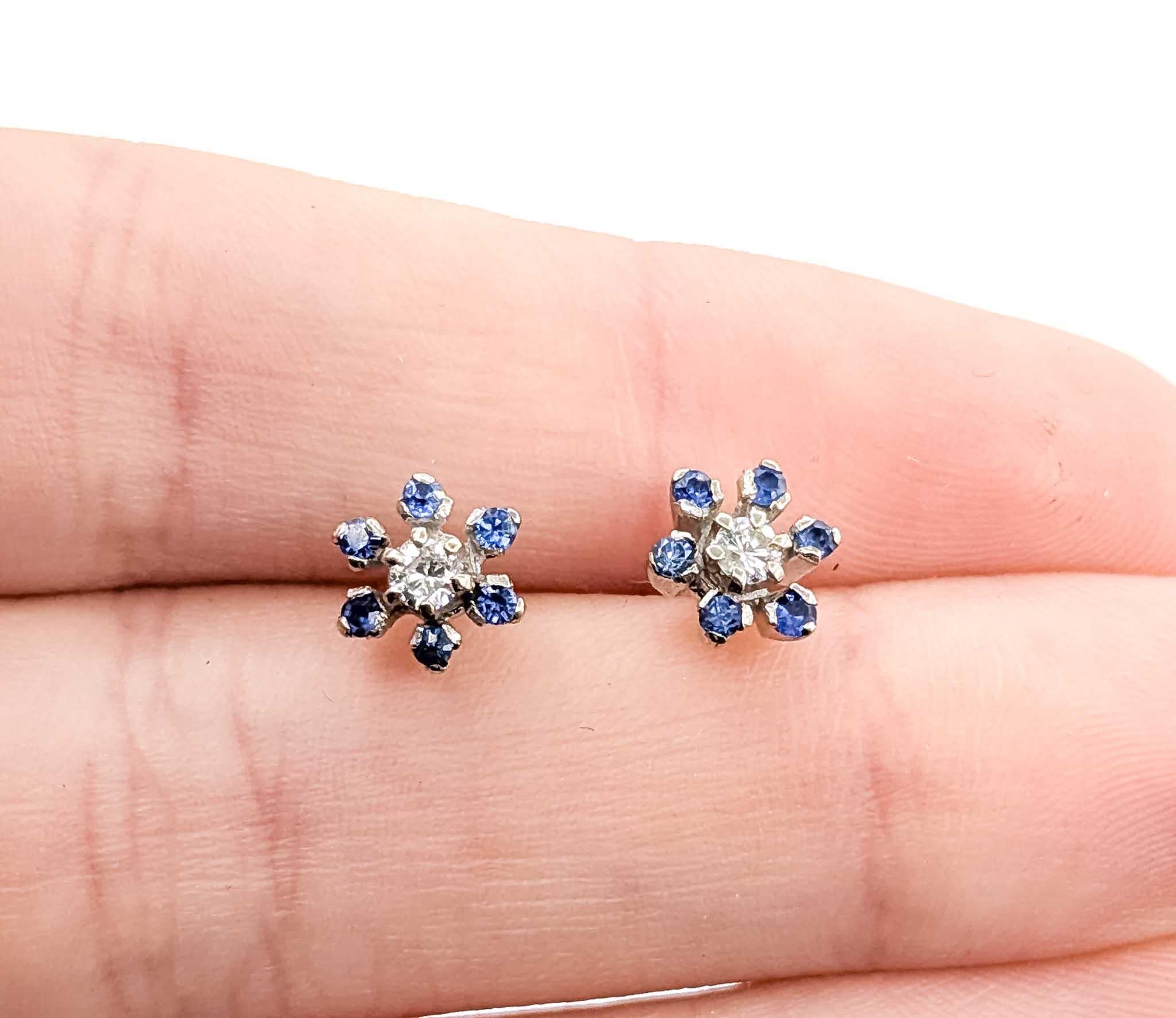 Pendientes Zafiro Azul y Diamante Oro Blanco 14k

Te presentamos estos exquisitos pendientes, elaborados en lustroso oro blanco de 14 quilates. Los pendientes presentan una impresionante combinación de piedras preciosas, con un peso total en
