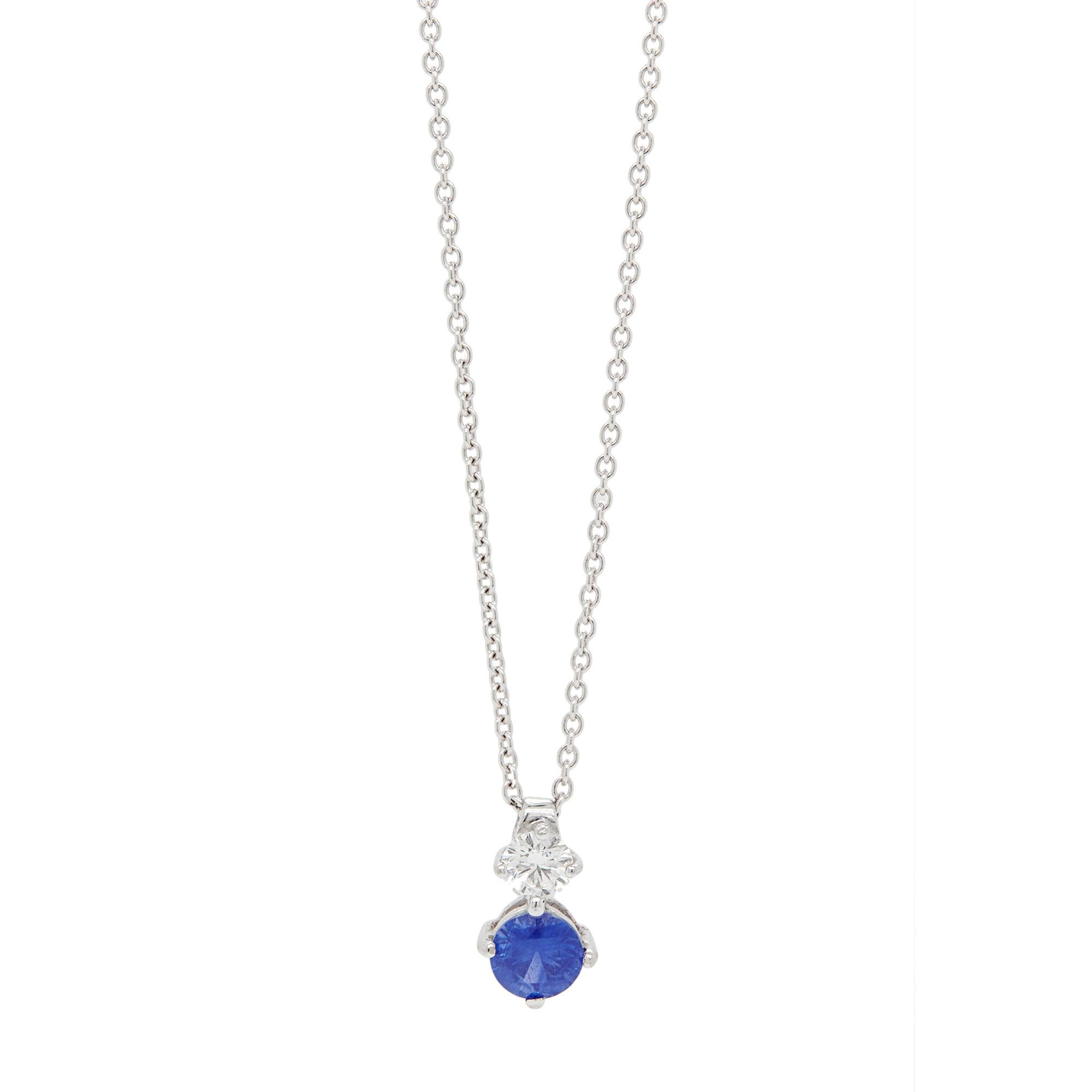 Élevez votre style avec cet exquis collier-pendentif en saphir et diamant, finement réalisé en luxueux or blanc 18 carats.

Suspendu à une délicate chaîne à maillons en or blanc poli, ce charmant pendentif est orné d'un saphir rond d'un bleu royal