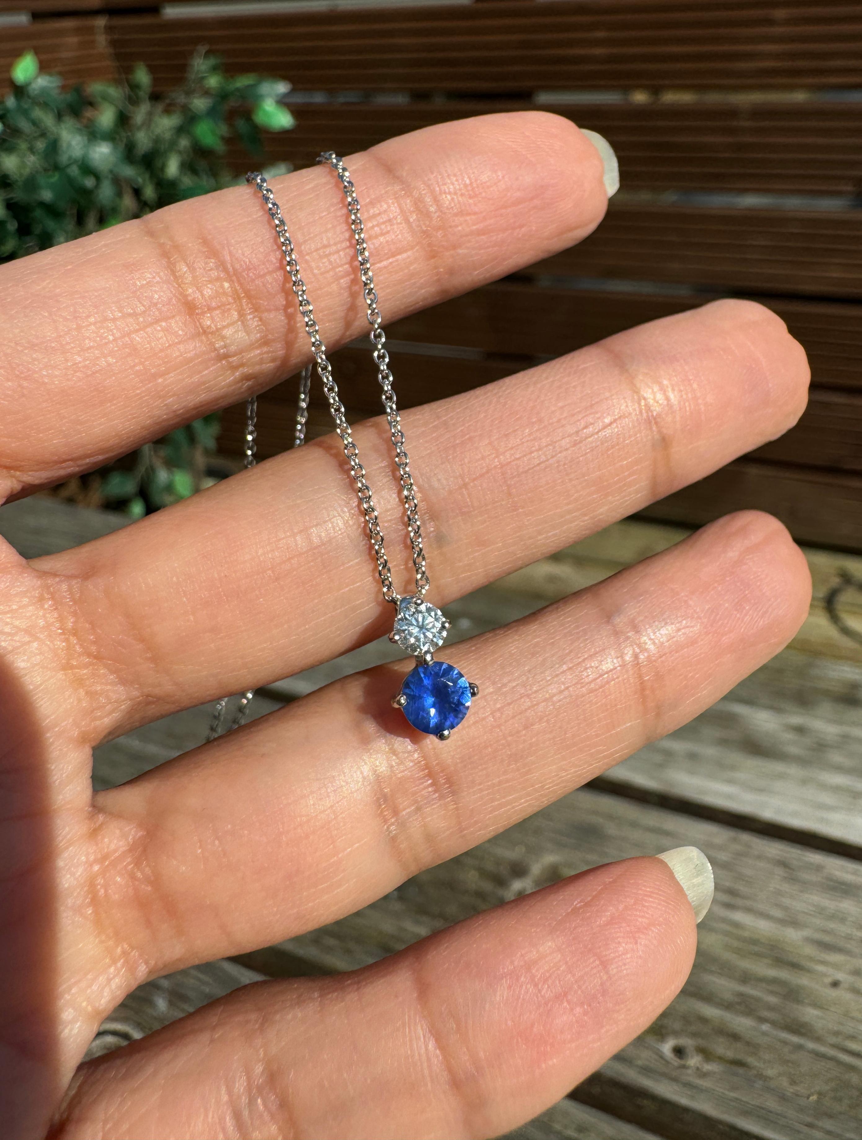 Taille ronde Collier pendentif en or blanc 18 carats, saphir bleu et diamants en vente