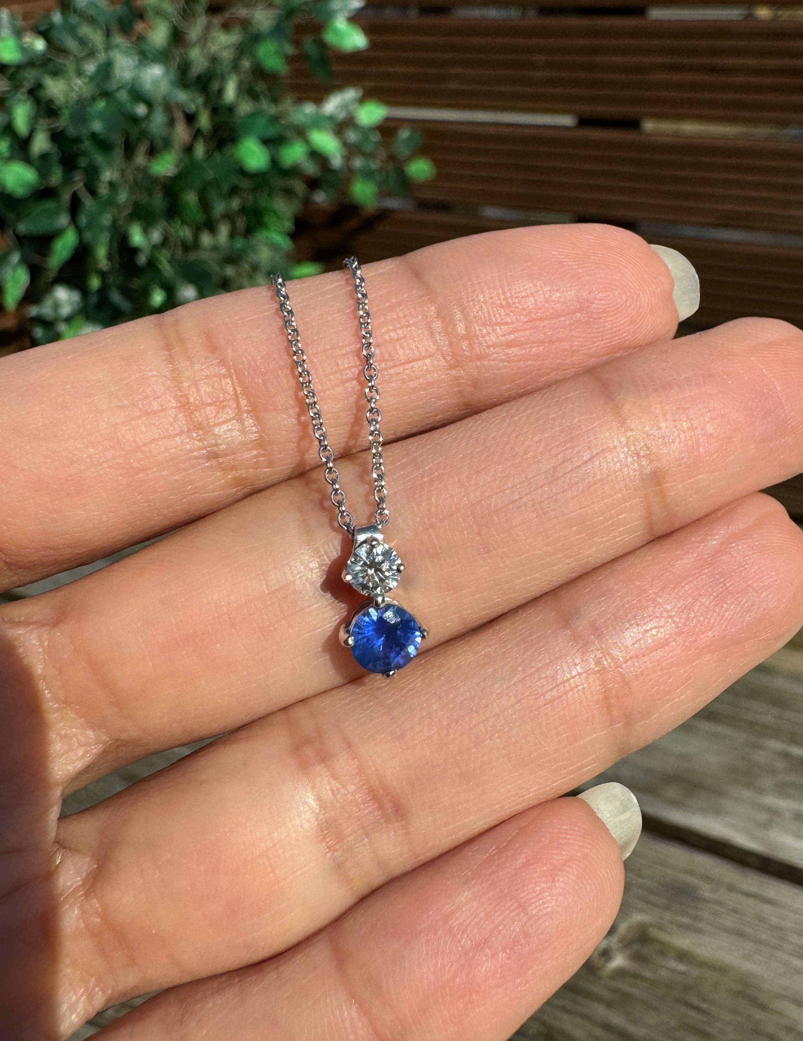 Collier pendentif en or blanc 18 carats, saphir bleu et diamants Excellent état - En vente à London, GB