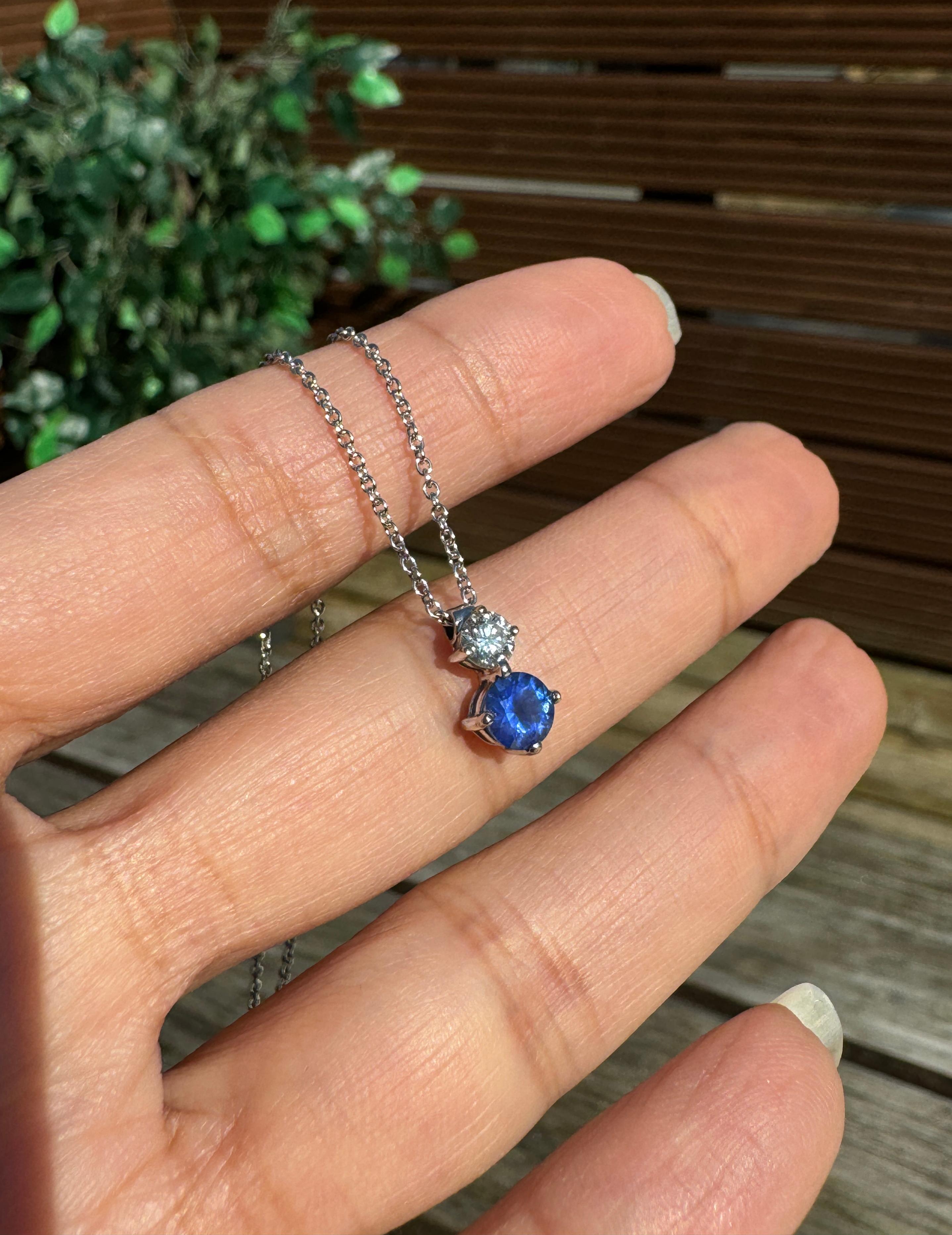 Collier pendentif en or blanc 18 carats, saphir bleu et diamants Unisexe en vente