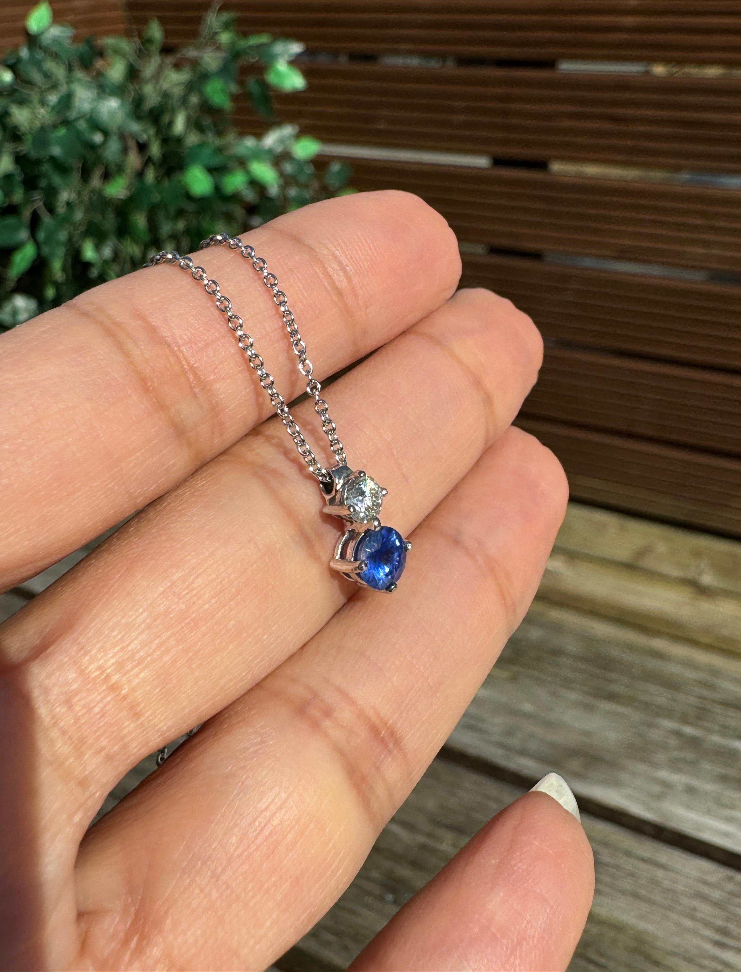 Collier pendentif en or blanc 18 carats, saphir bleu et diamants en vente 1