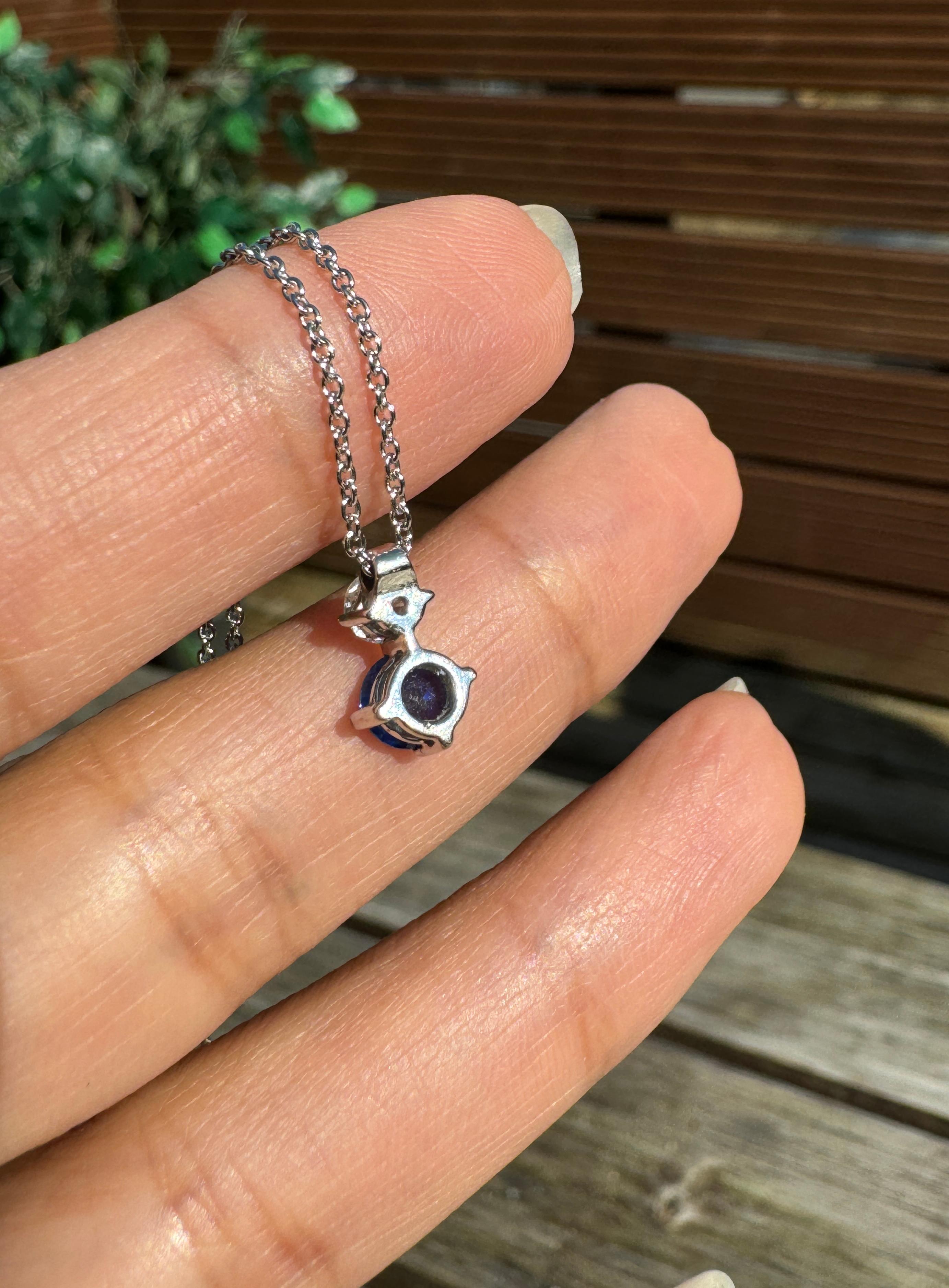 Collier pendentif en or blanc 18 carats, saphir bleu et diamants en vente 2