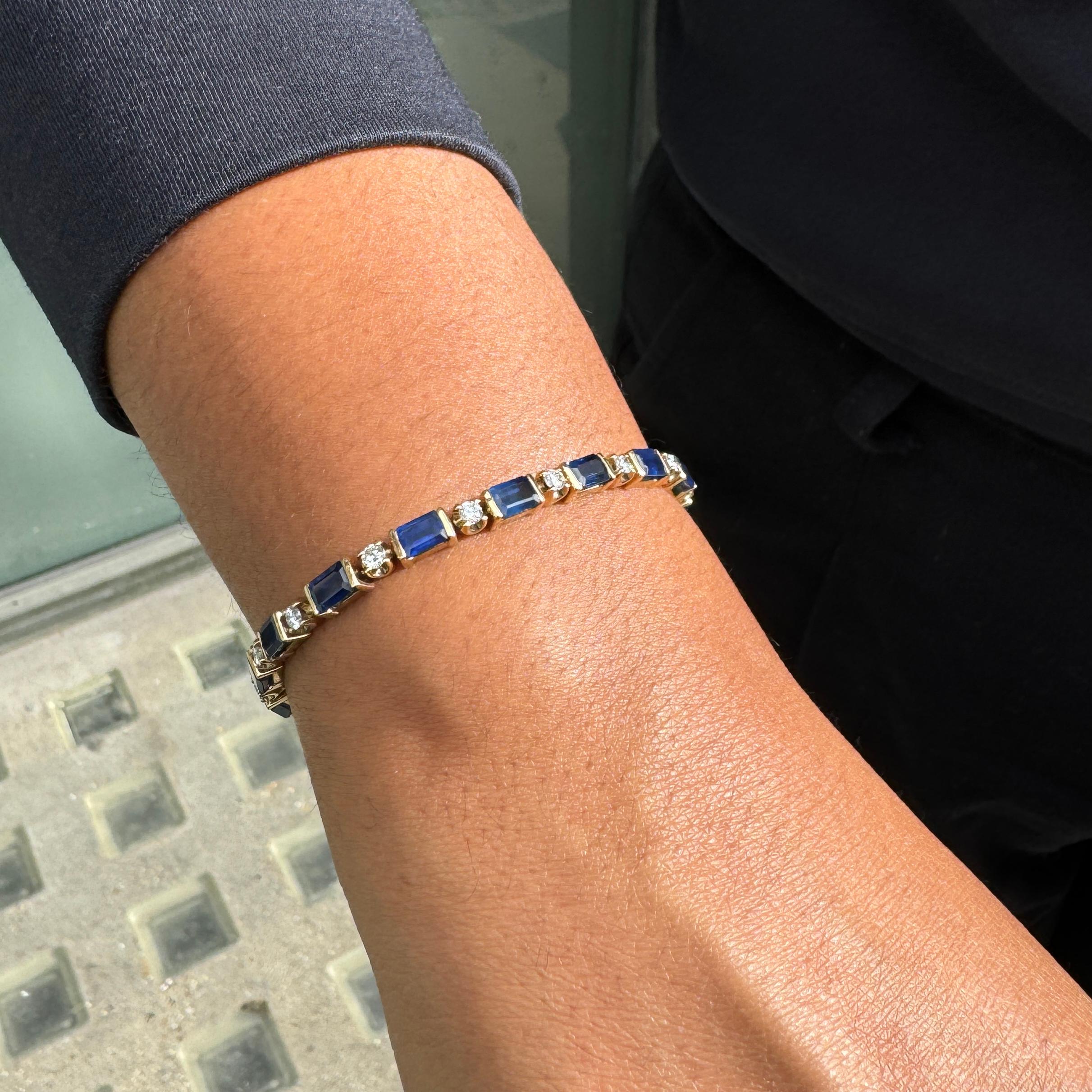 Tennisarmband aus 18 Karat Gelbgold mit blauem Saphir und Diamant (Moderne) im Angebot