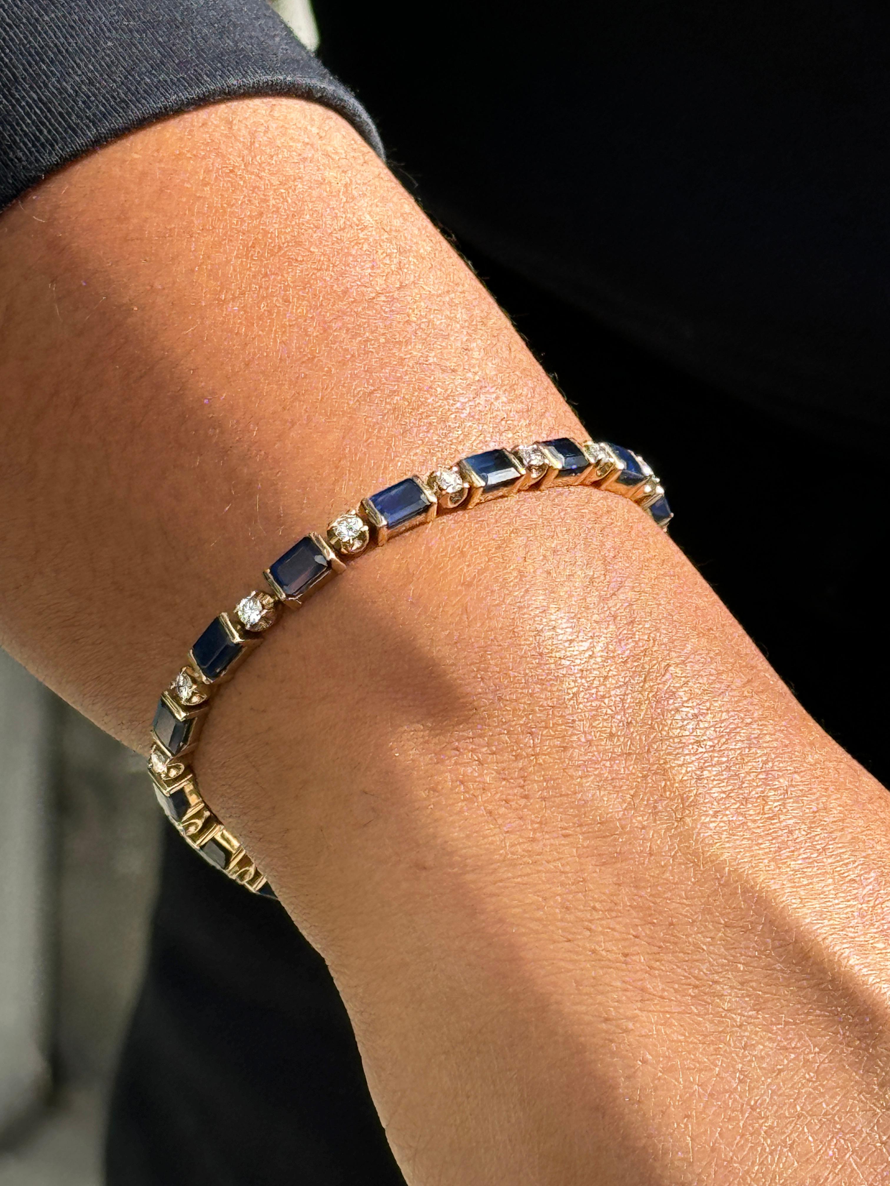 Tennisarmband aus 18 Karat Gelbgold mit blauem Saphir und Diamant (Smaragdschliff) im Angebot