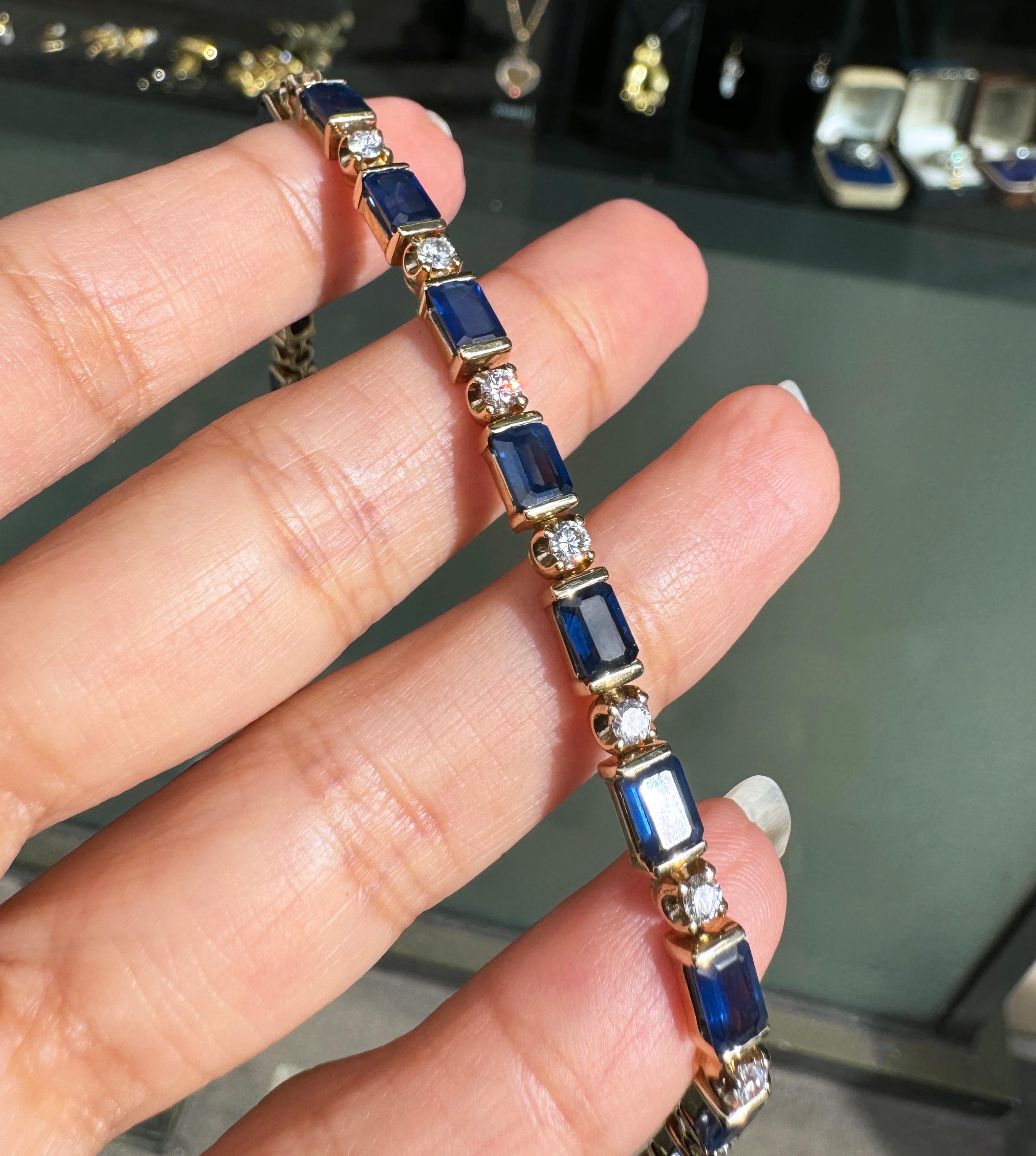 Tennisarmband aus 18 Karat Gelbgold mit blauem Saphir und Diamant im Zustand „Gut“ im Angebot in London, GB