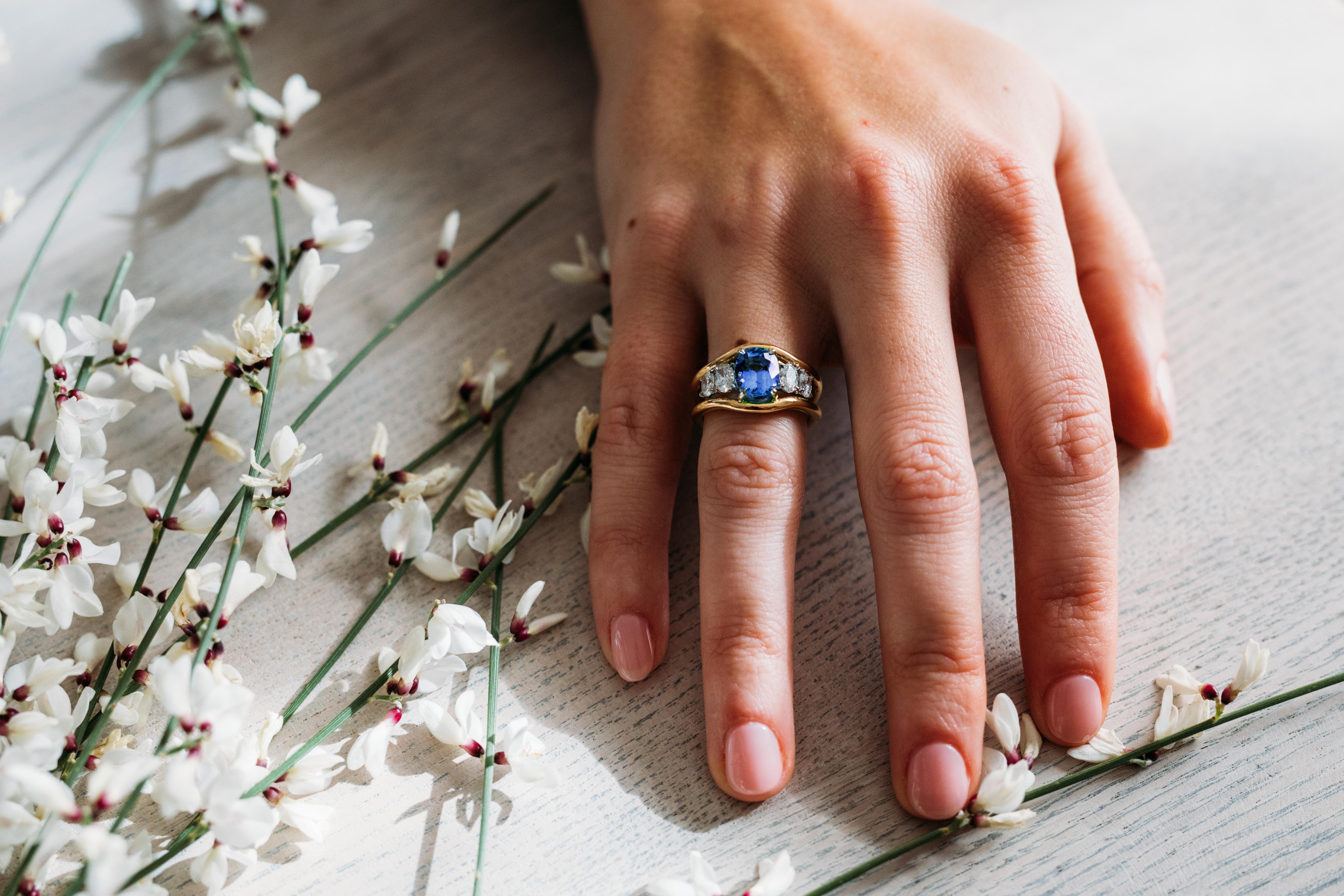 Contemporary Blue Sapphire and Diamond 18K Yellow Gold Cocktail Ring Engagement Ring For Sale