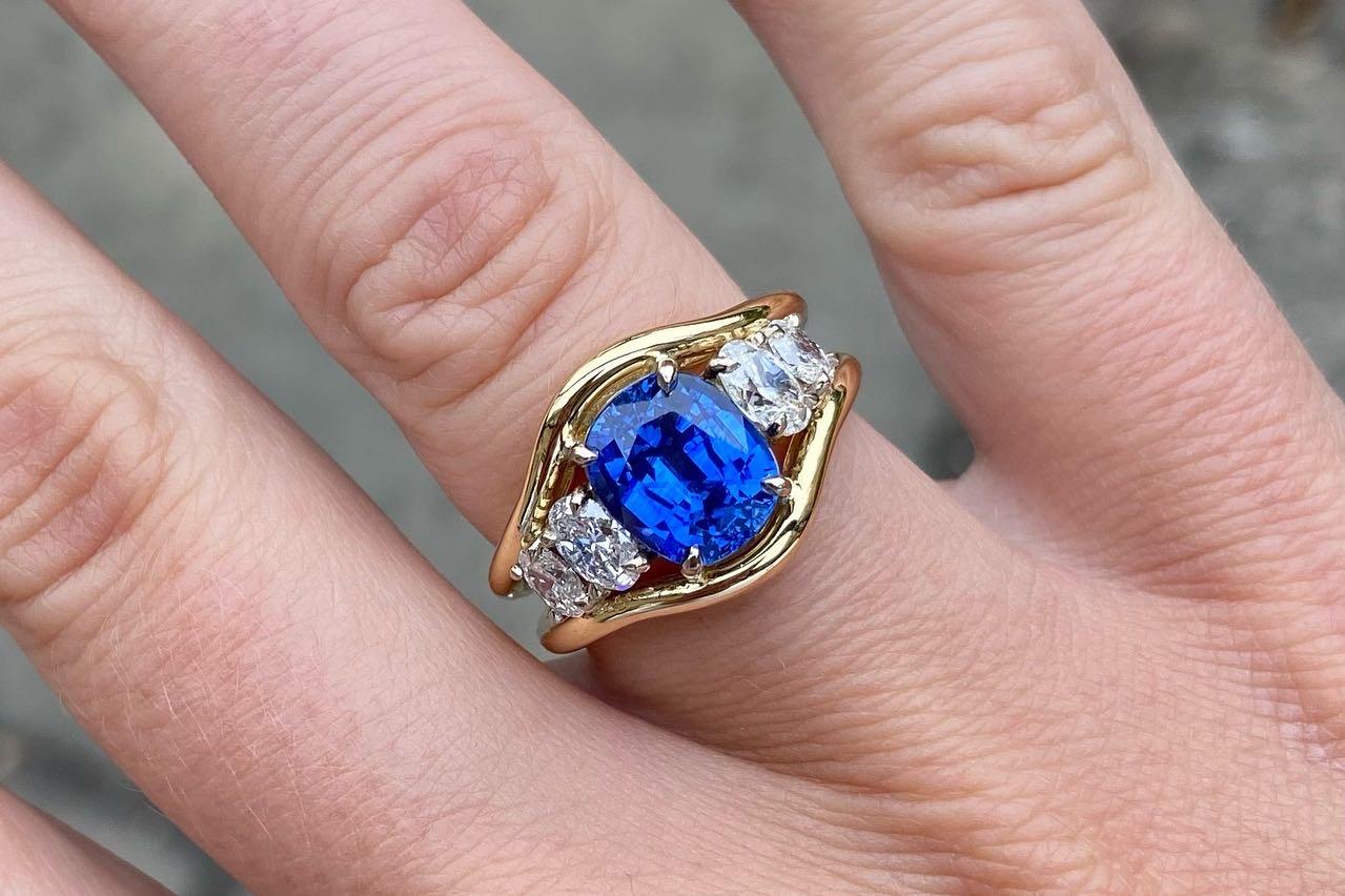 Blue Sapphire and Diamond 18K Yellow Gold Cocktail Ring Engagement Ring In New Condition For Sale In London, GB
