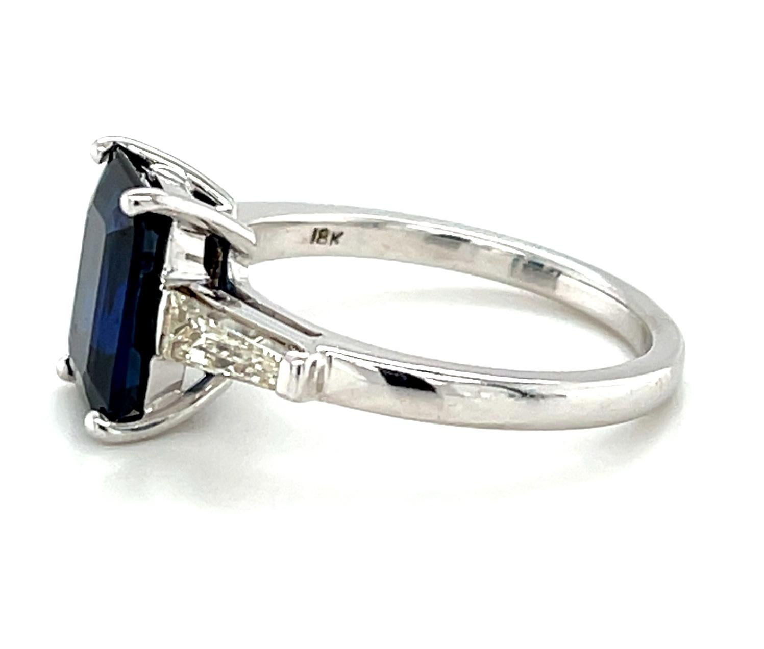 Verlobungsring aus Weißgold mit blauem Saphir und Diamant in 3-Stein, 2,61 Karat (Kunsthandwerker*in)