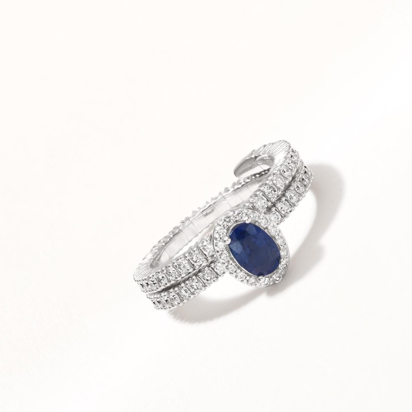 Taille ovale Bague à anneau réglable en or blanc 18 carats, saphir bleu et diamant en vente
