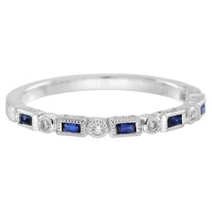 Anello a fascia con zaffiro blu e diamanti in stile Art Déco in oro bianco 14 carati