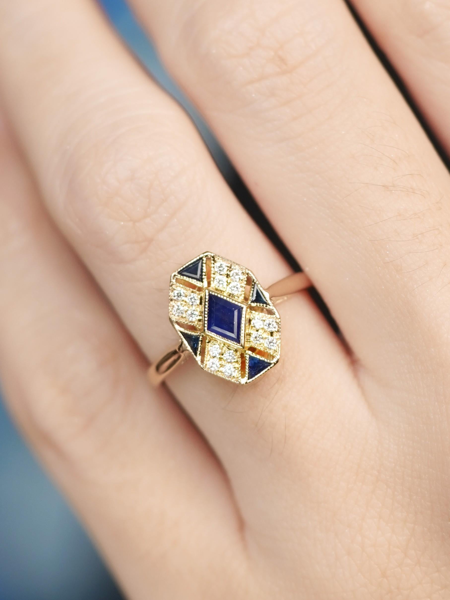 Taglio francese Anello a grappolo con zaffiro blu e diamanti in stile Art Déco in oro giallo 14 carati in vendita