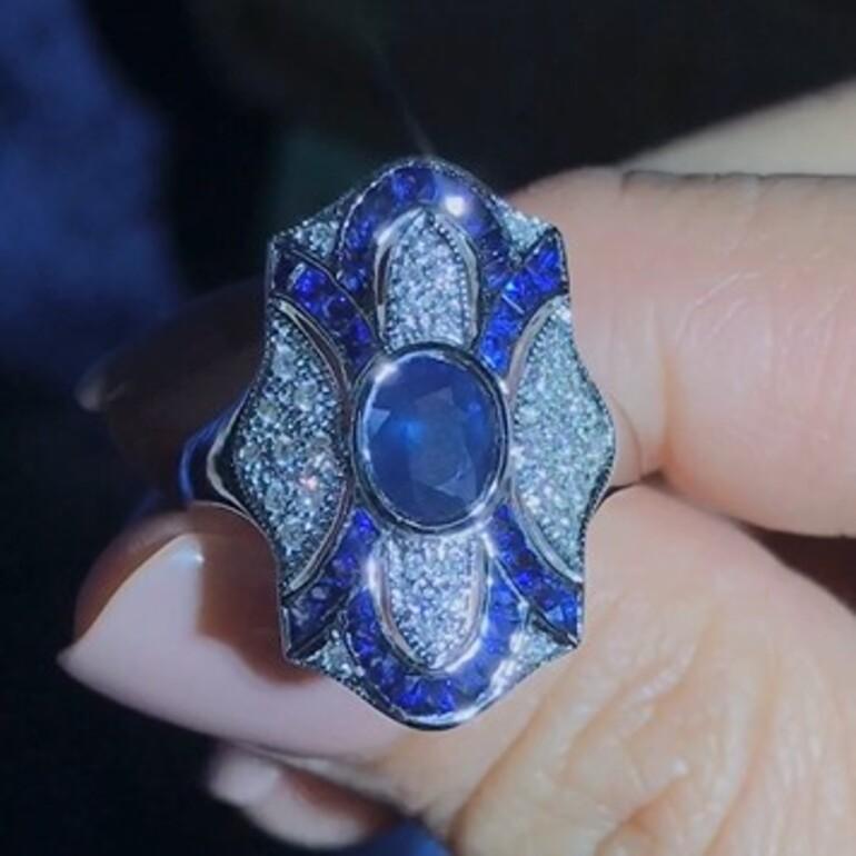 Taille ovale Bague de table en or blanc 18 carats, saphir bleu et diamant de style Art déco en vente