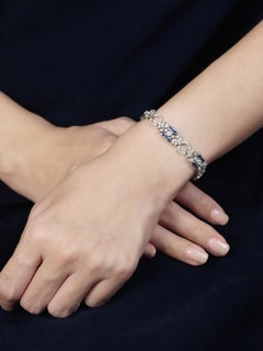 Bracciale a maglie floreali in oro bianco 18 carati con zaffiro blu e diamanti in stile Art Deco