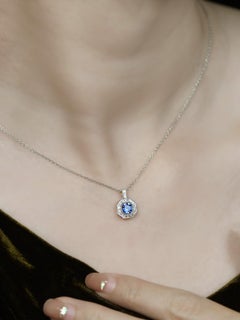 Collar Colgante Estilo Art Decó de Zafiro Azul y Diamantes en Oro Blanco de 18 K