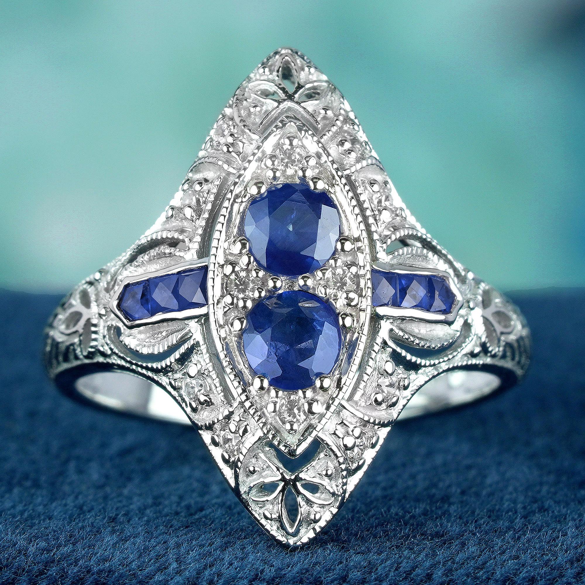 Entra nel mondo del glamour senza tempo con il nostro anello in stile Art Deco con zaffiro blu naturale e diamanti, meticolosamente realizzato in oro bianco massiccio 14K. 
Questo splendido pezzo combina la ricca tonalità blu di uno zaffiro naturale