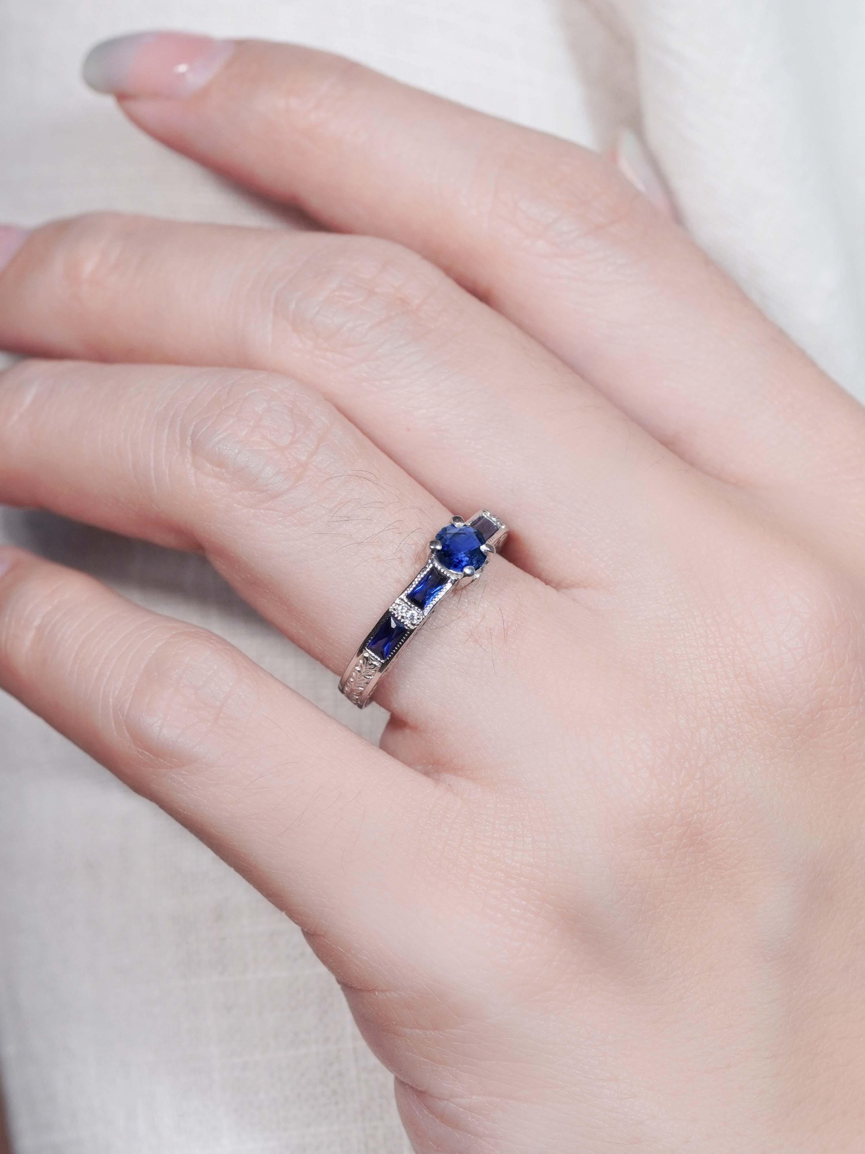 Taille ronde Bague de fiançailles solitaire en or 14 carats, saphir bleu et diamant, style Art déco en vente