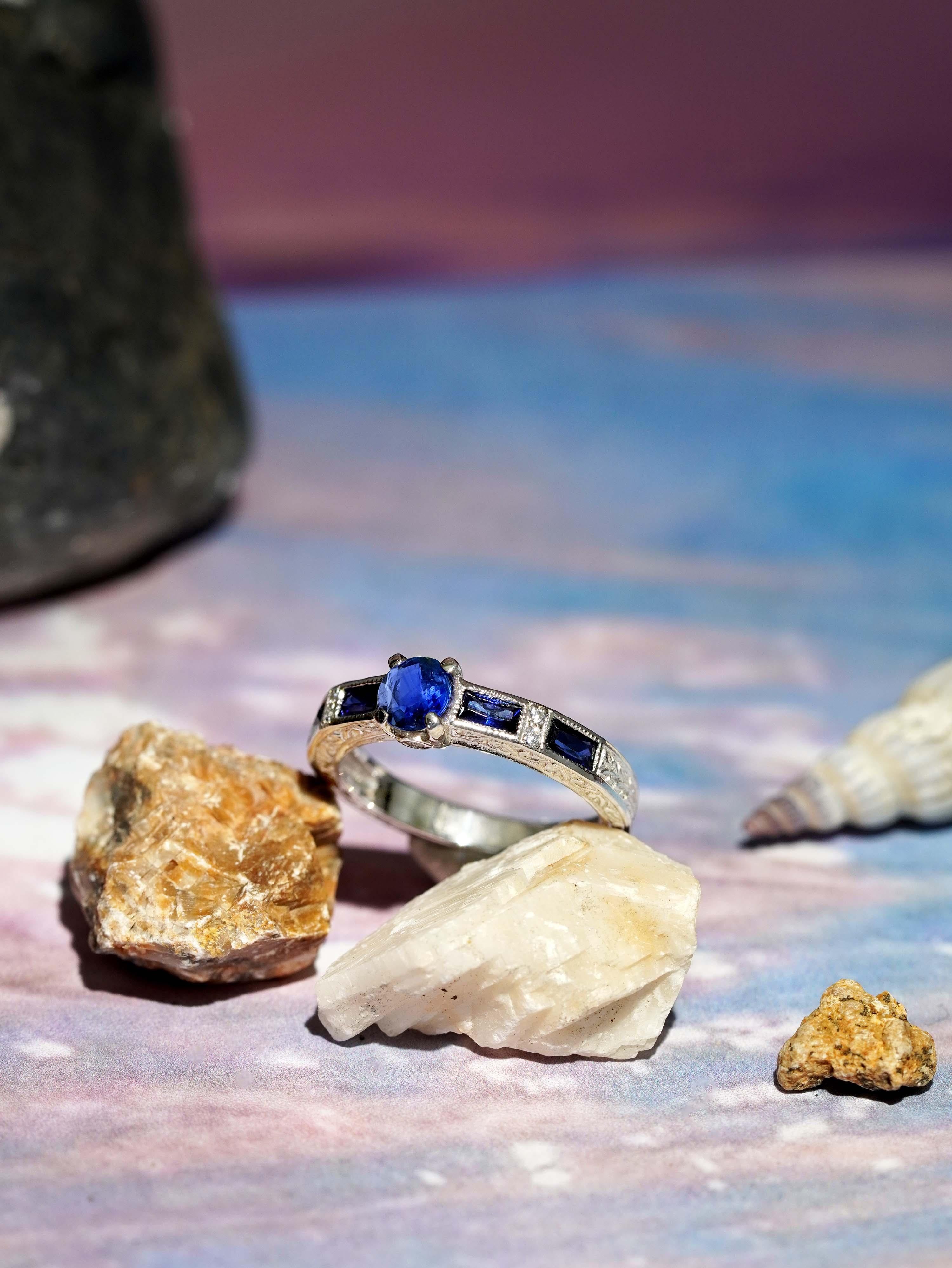 Bague de fiançailles solitaire en or 14 carats, saphir bleu et diamant, style Art déco Neuf - En vente à Bangkok, TH