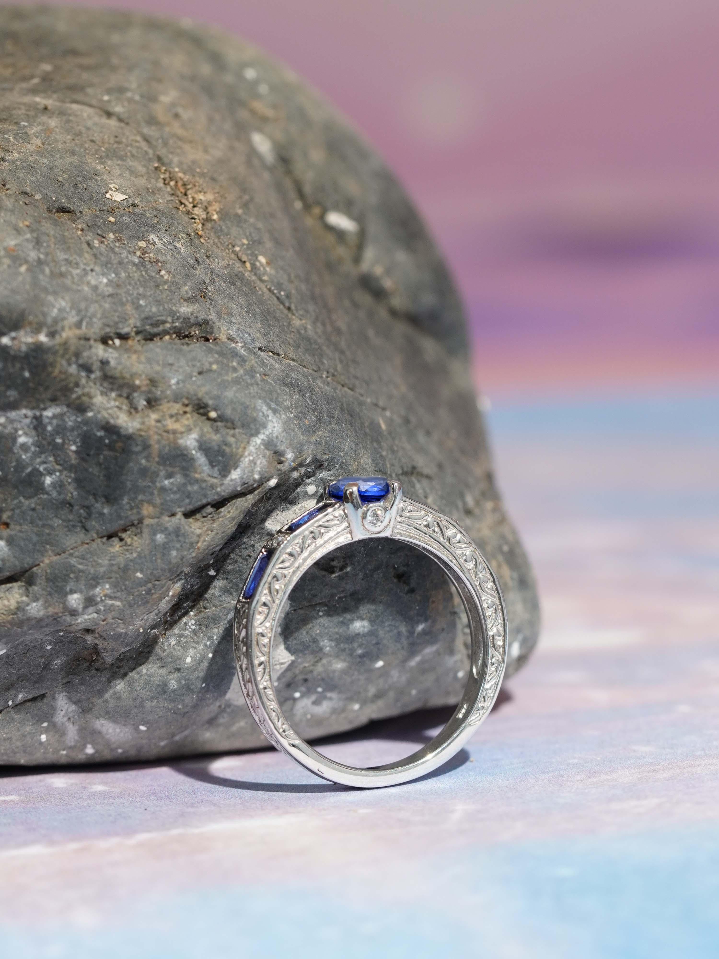 Anello di fidanzamento solitario con zaffiro blu e diamante in stile Art Déco in oro 14K in vendita 1