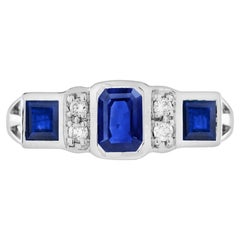 Zafiro Azul y Diamante Anillo de Tres Piedras Estilo Art Decó en Oro Blanco de 14K