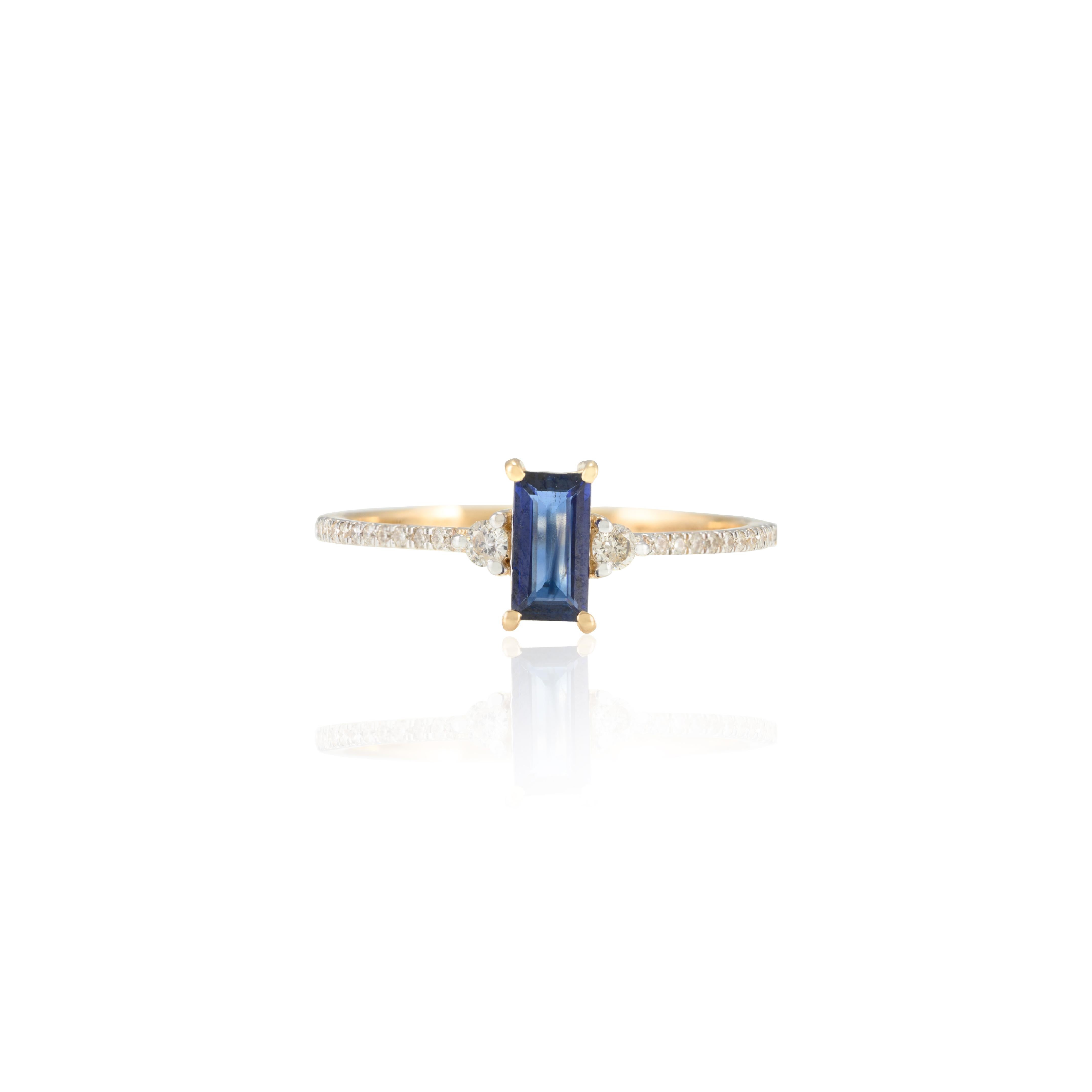 Im Angebot: Everyday-Ring aus 14k massivem Gelbgold mit blauem Baguette-Saphir und Diamant () 2