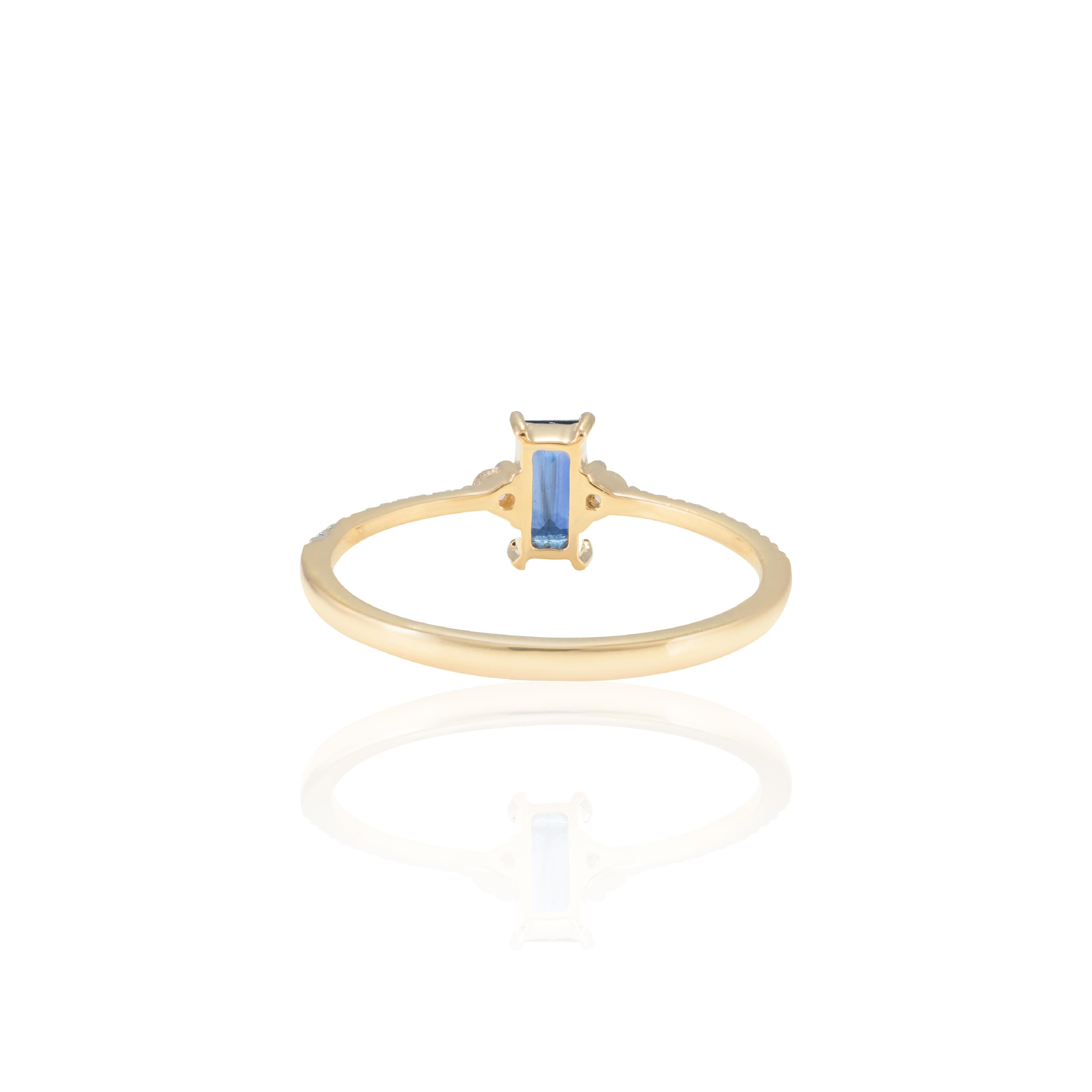Im Angebot: Everyday-Ring aus 14k massivem Gelbgold mit blauem Baguette-Saphir und Diamant () 3