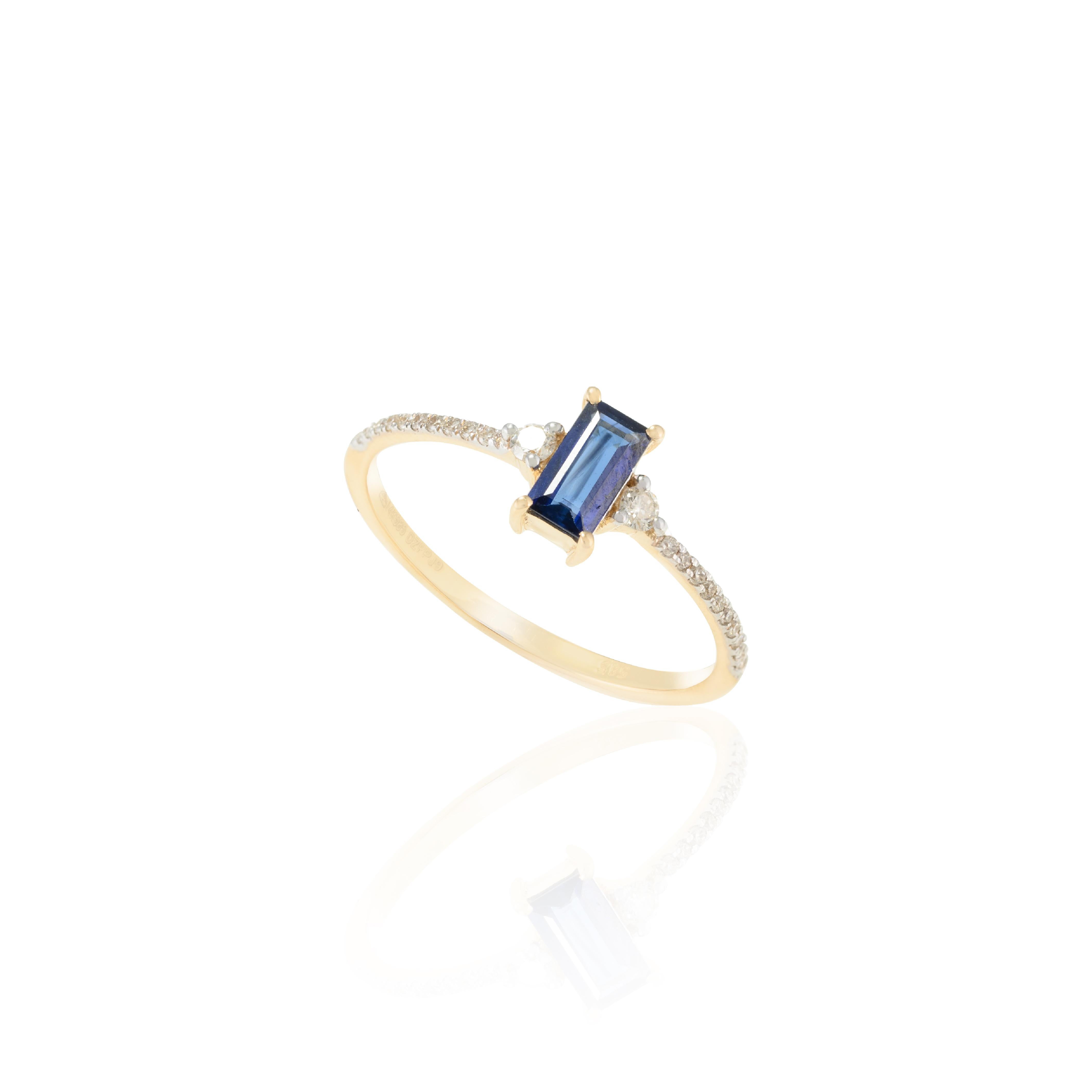 Im Angebot: Everyday-Ring aus 14k massivem Gelbgold mit blauem Baguette-Saphir und Diamant () 4