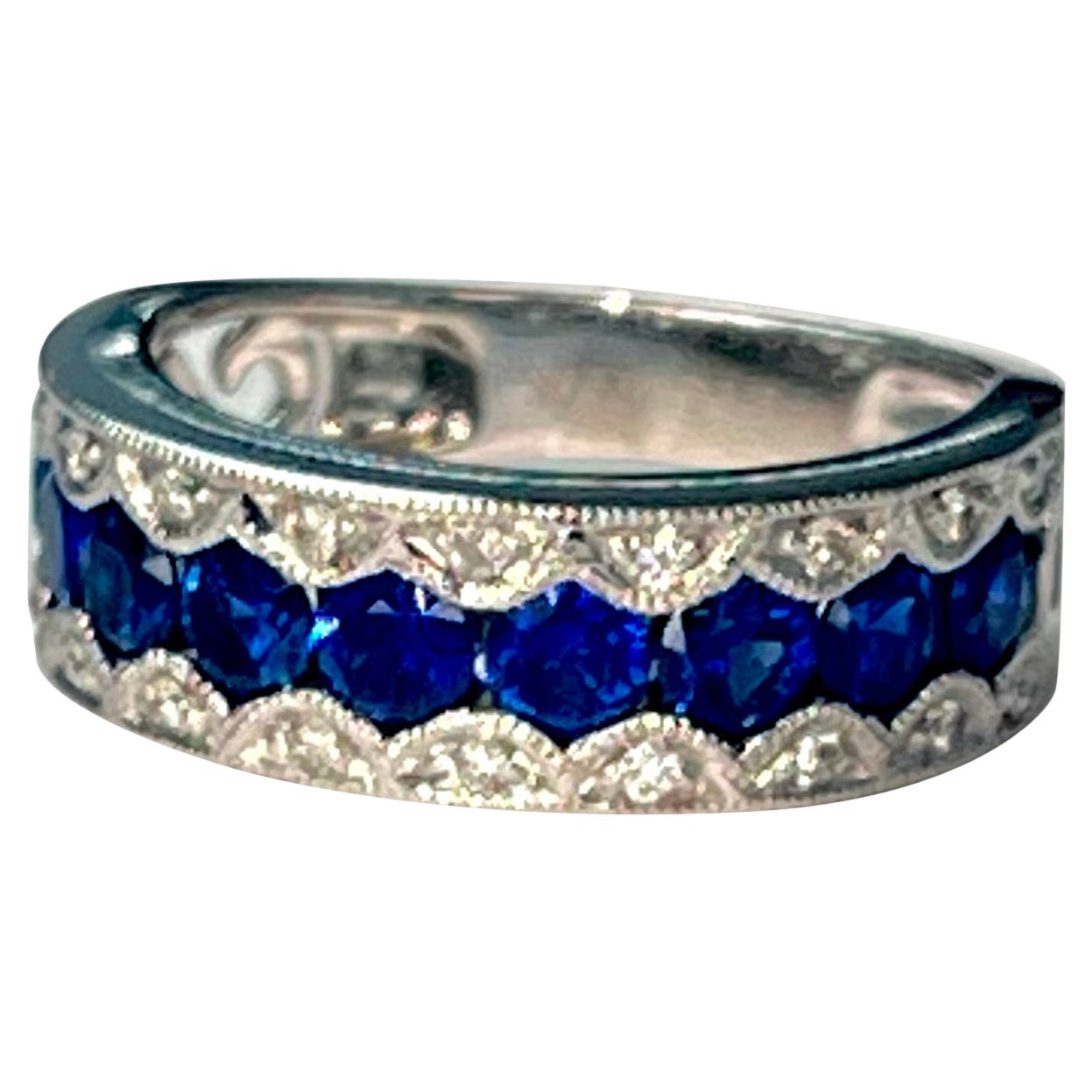 Bague jonc en or blanc 18 carats avec saphir bleu et diamants.