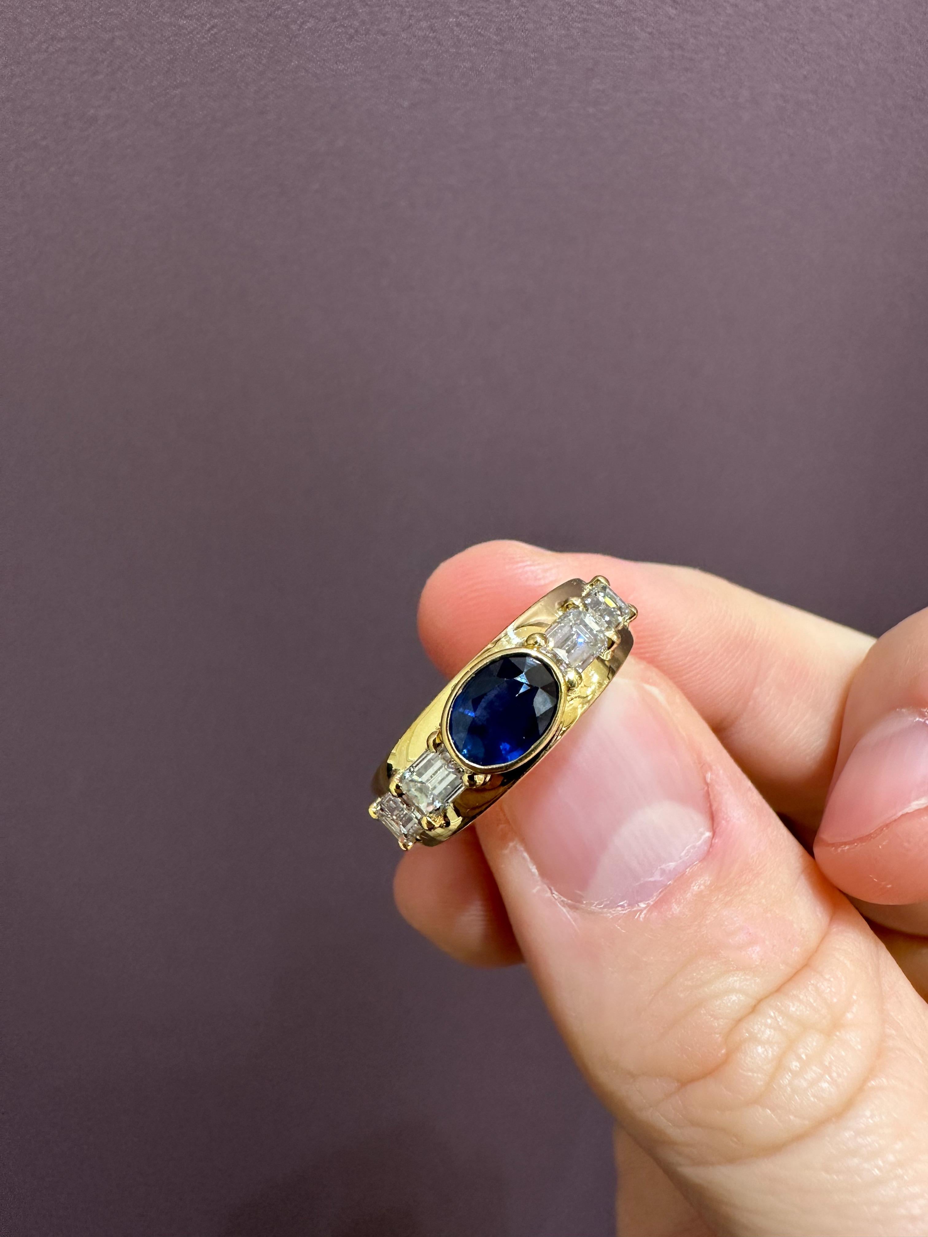 Yellow Gold Band Ring made by Rosior and set with:
- 1 Oval Cut Blue Sapphire weighing 1,01 ct, heated.
- 4 Baguette Cut Diamonds (G-H) weighing 1,27 ct.
Weight in 19.2K Gold: 5.2 g.
Handmade in Portugal.
Stamped by the portuguese assay office as