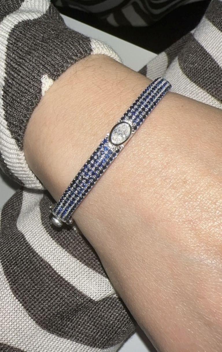 Bracciale con zaffiro blu e diamanti. Questo squisito braccialetto emana raffinatezza e lusso, realizzato con i migliori materiali per creare un pezzo innegabilmente glamour. Incastonato in oro bianco 18 carati, presenta un'incredibile disposizione