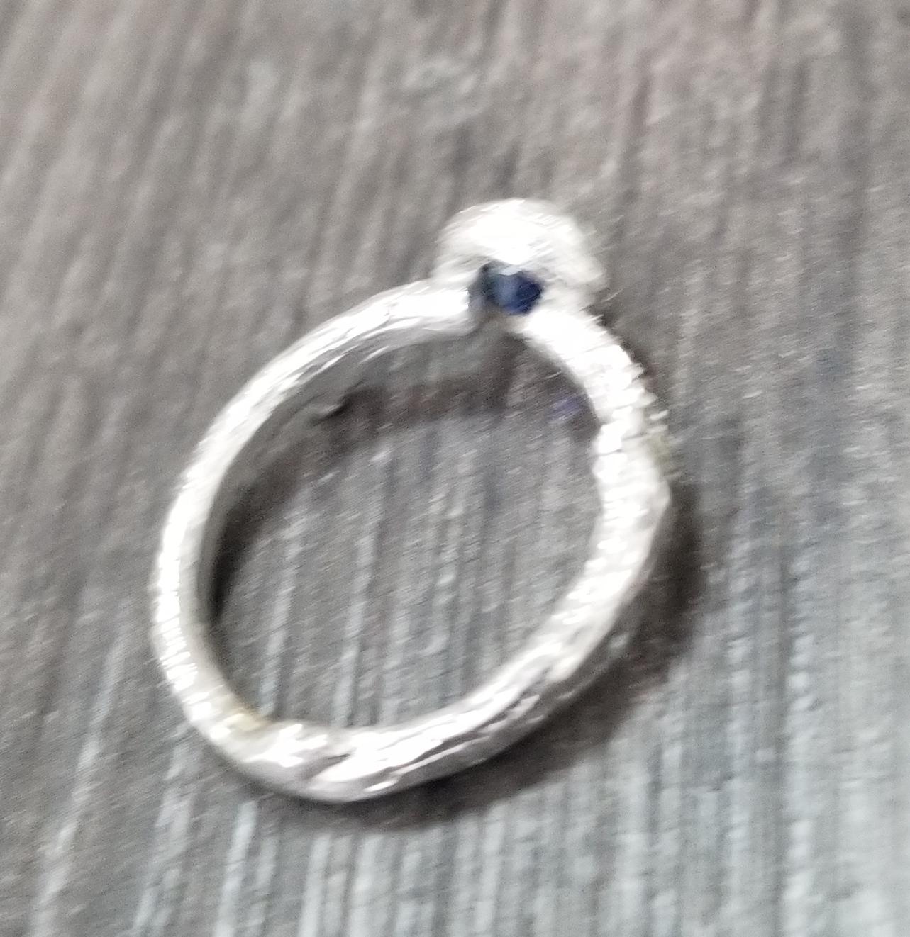 Taille ronde Bague écorce en or blanc 14 carats avec saphir bleu et diamants en vente