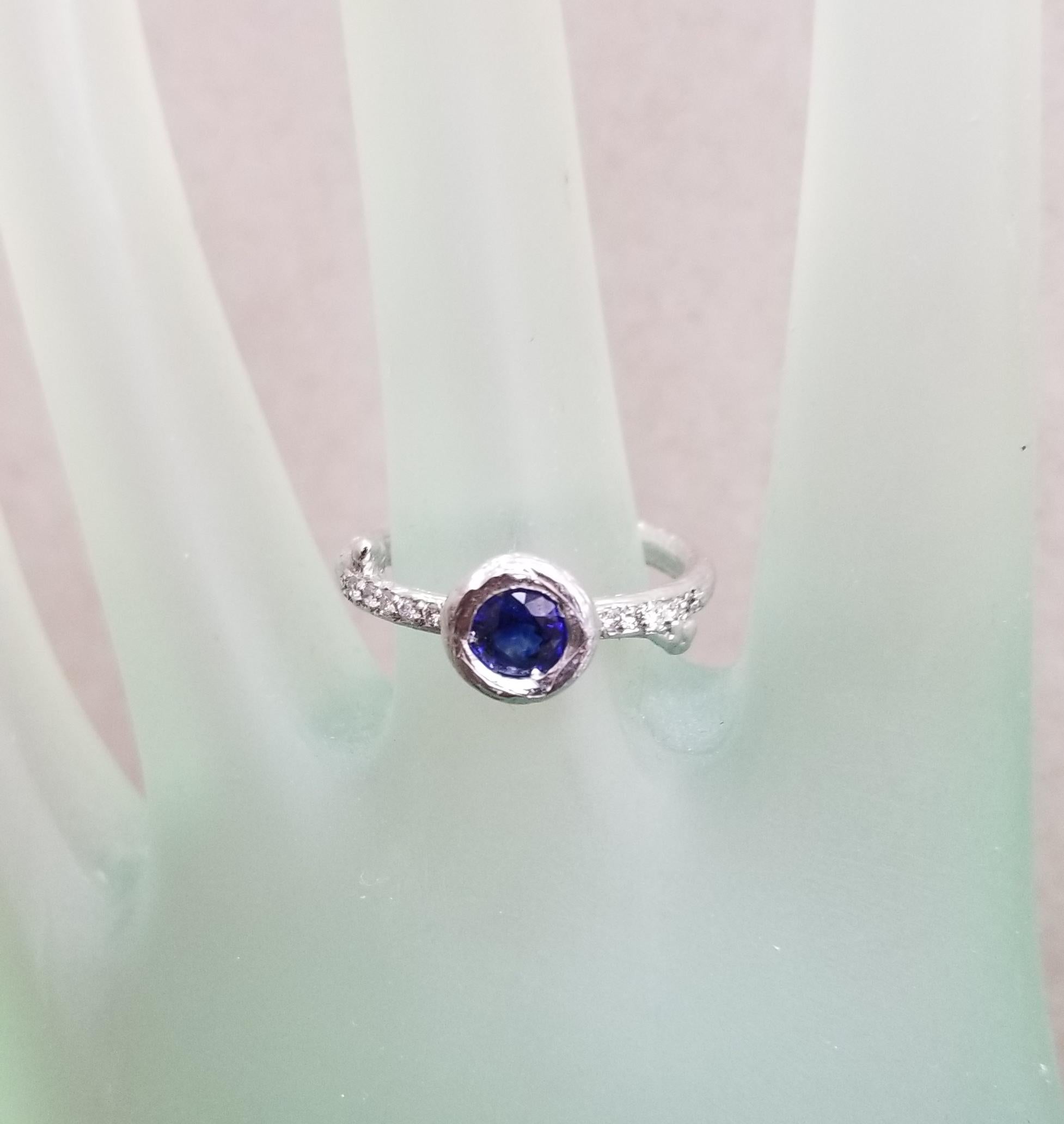 14k white gold Blue Sapphire and Diamond Bark Ring In New Condition For Sale In Los Angeles, CA