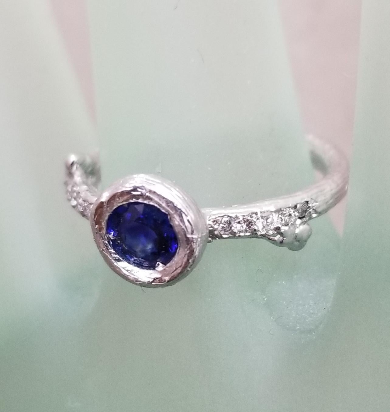 Bague écorce en or blanc 14 carats avec saphir bleu et diamants Unisexe en vente