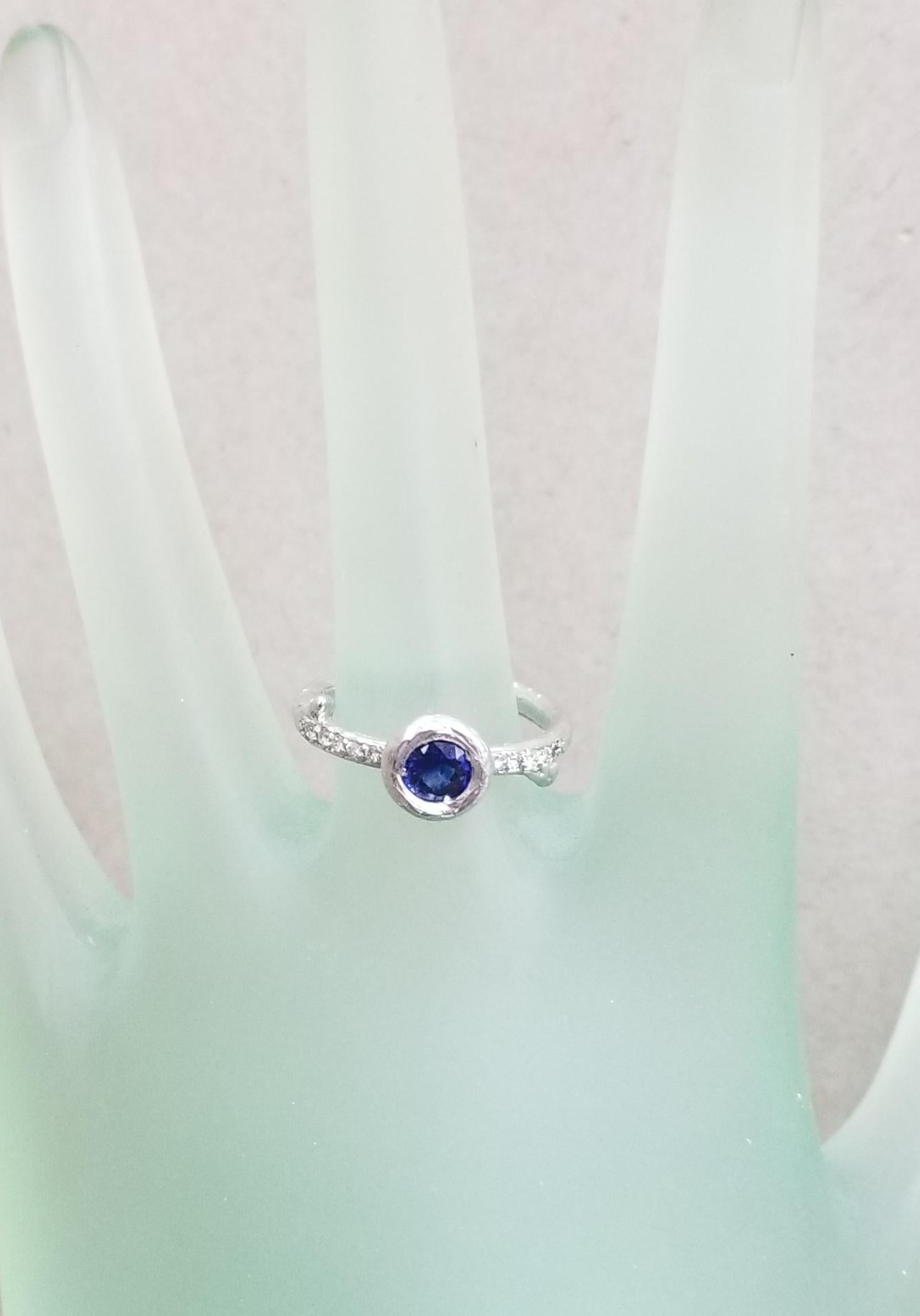 14k white gold Blue Sapphire and Diamond Bark Ring For Sale 1