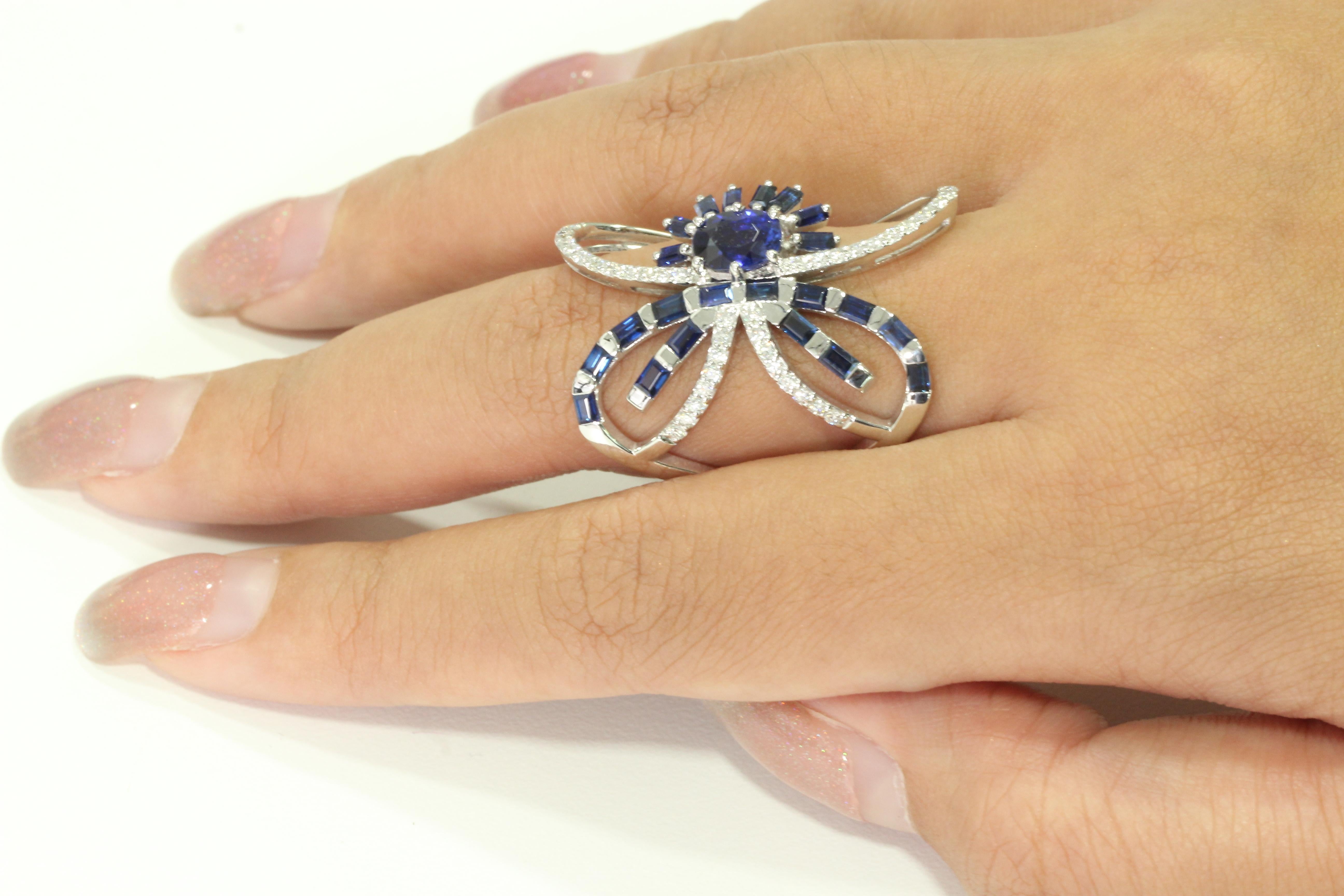 Taille ovale Bague papillon en or 18 carats, saphir bleu et diamants en vente