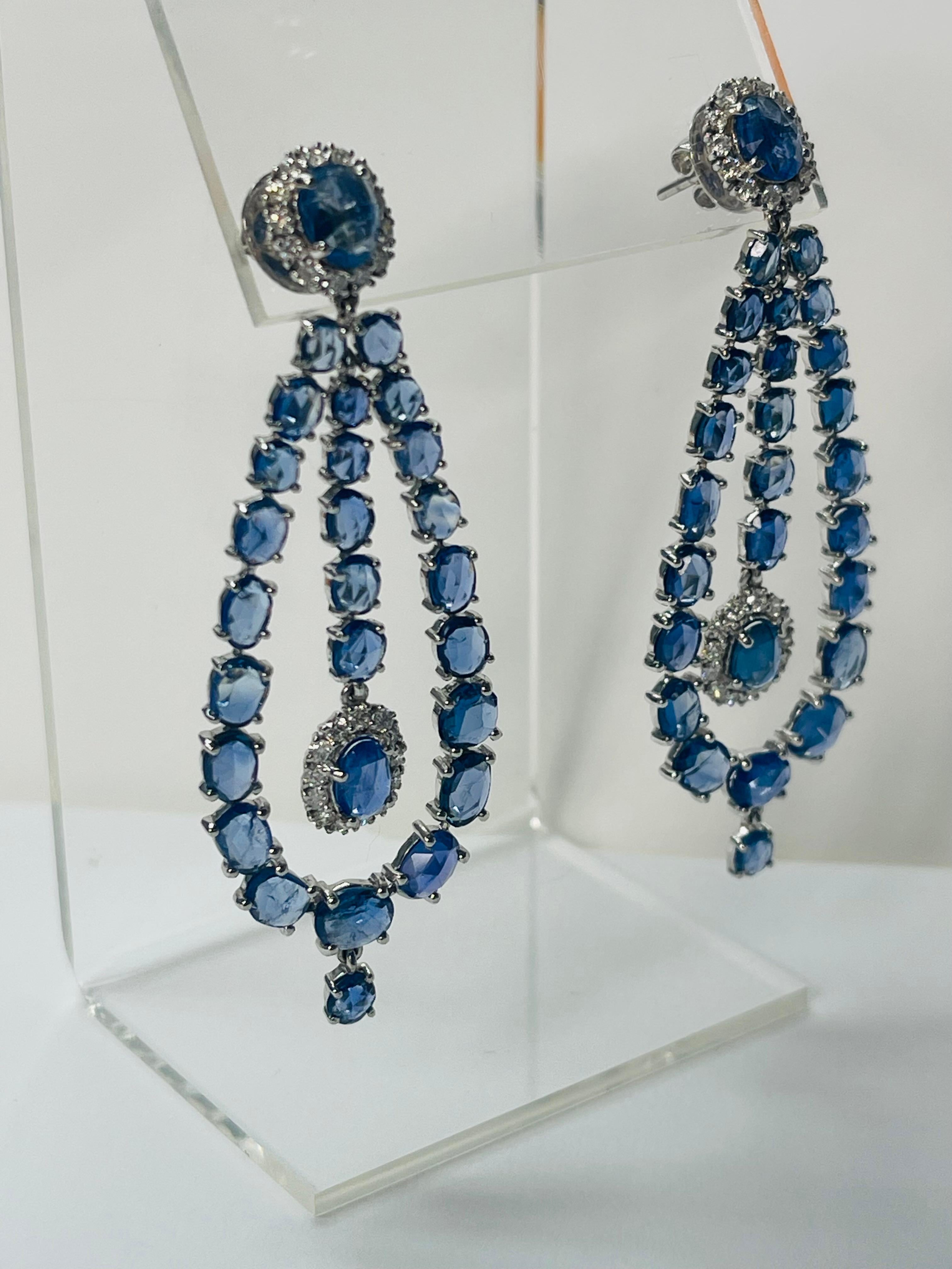 Contemporain  Boucles d'oreilles chandelier en or blanc 18 carats, saphir bleu et diamant.  en vente