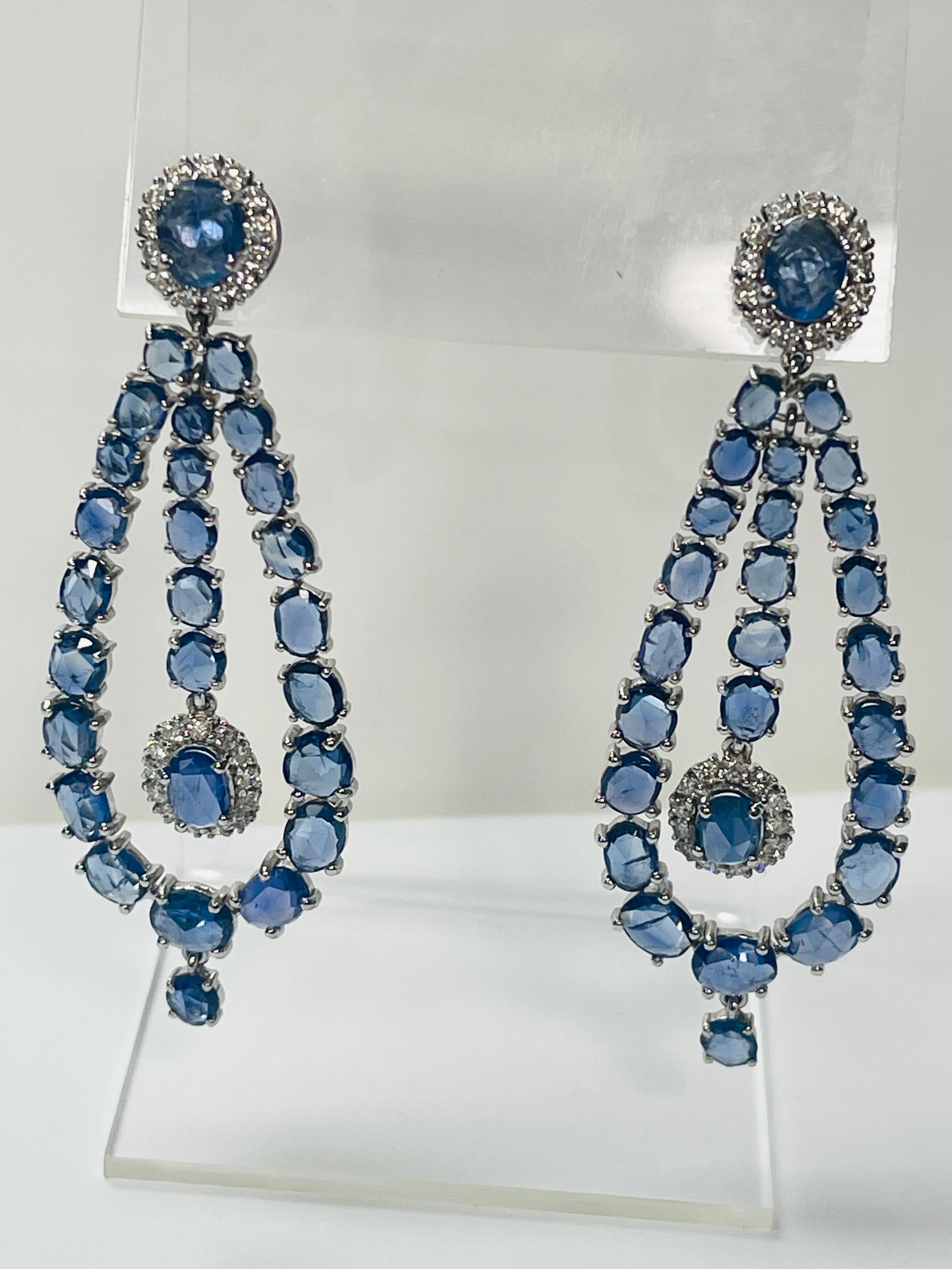  Boucles d'oreilles chandelier en or blanc 18 carats, saphir bleu et diamant.  Neuf - En vente à New York, NY