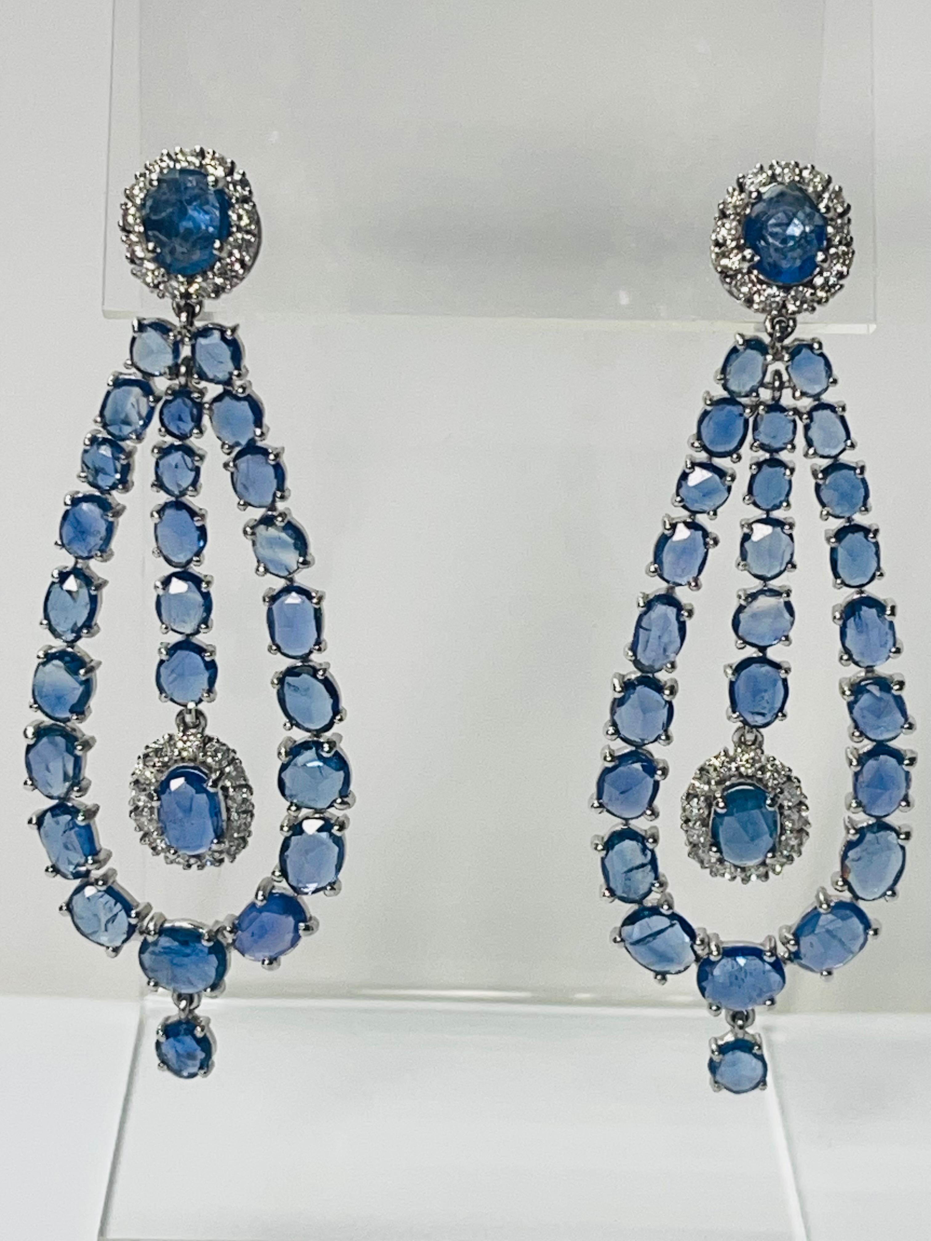  Boucles d'oreilles chandelier en or blanc 18 carats, saphir bleu et diamant.  Pour femmes en vente