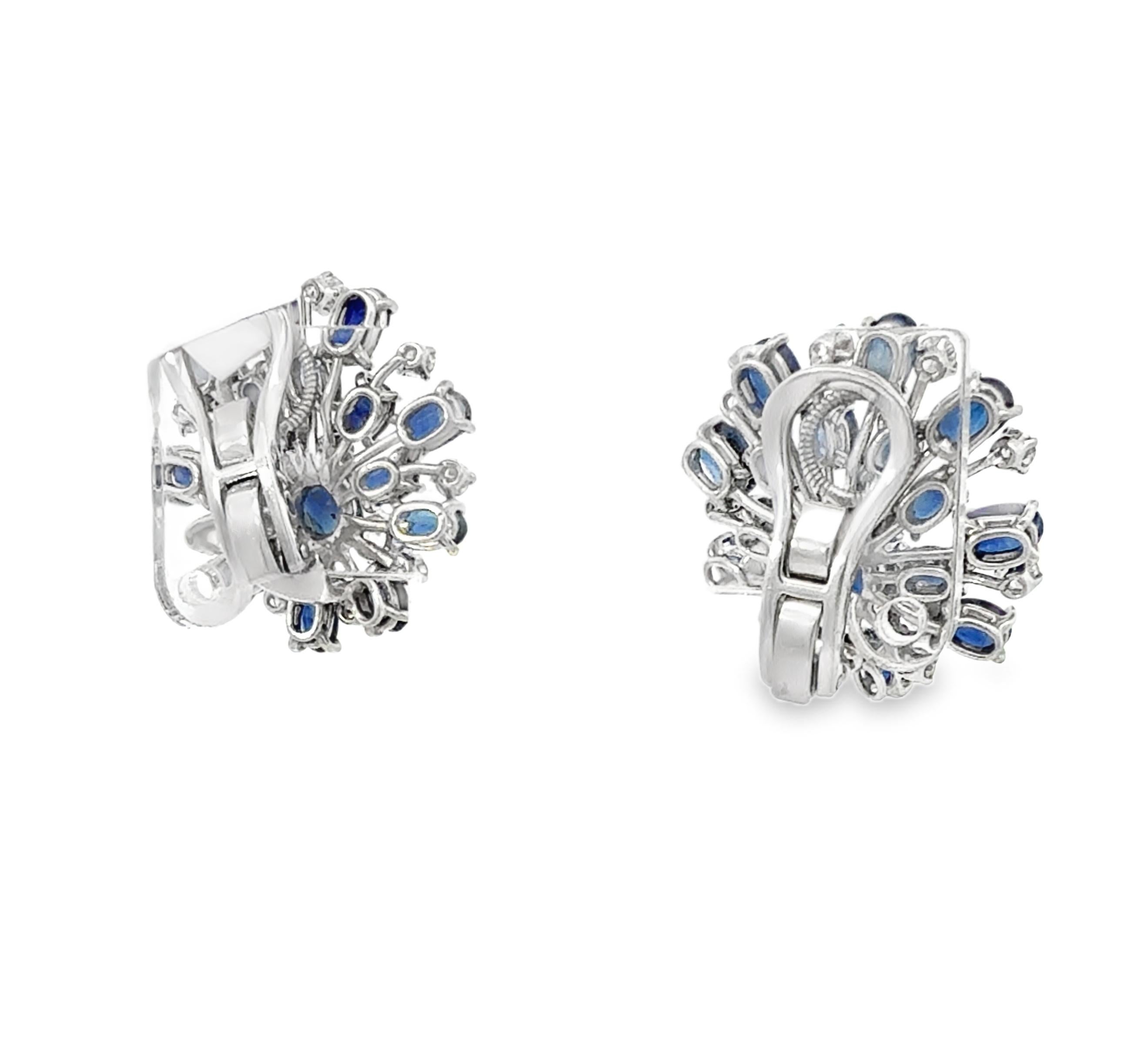 Ces exquises boucles d'oreilles composées de saphirs bleus et de diamants sont une démonstration éblouissante d'élégance et de savoir-faire. Ces boucles d'oreilles à clip et à levier de 1 pouce x 1 pouce, au design complexe de type explosion, sont