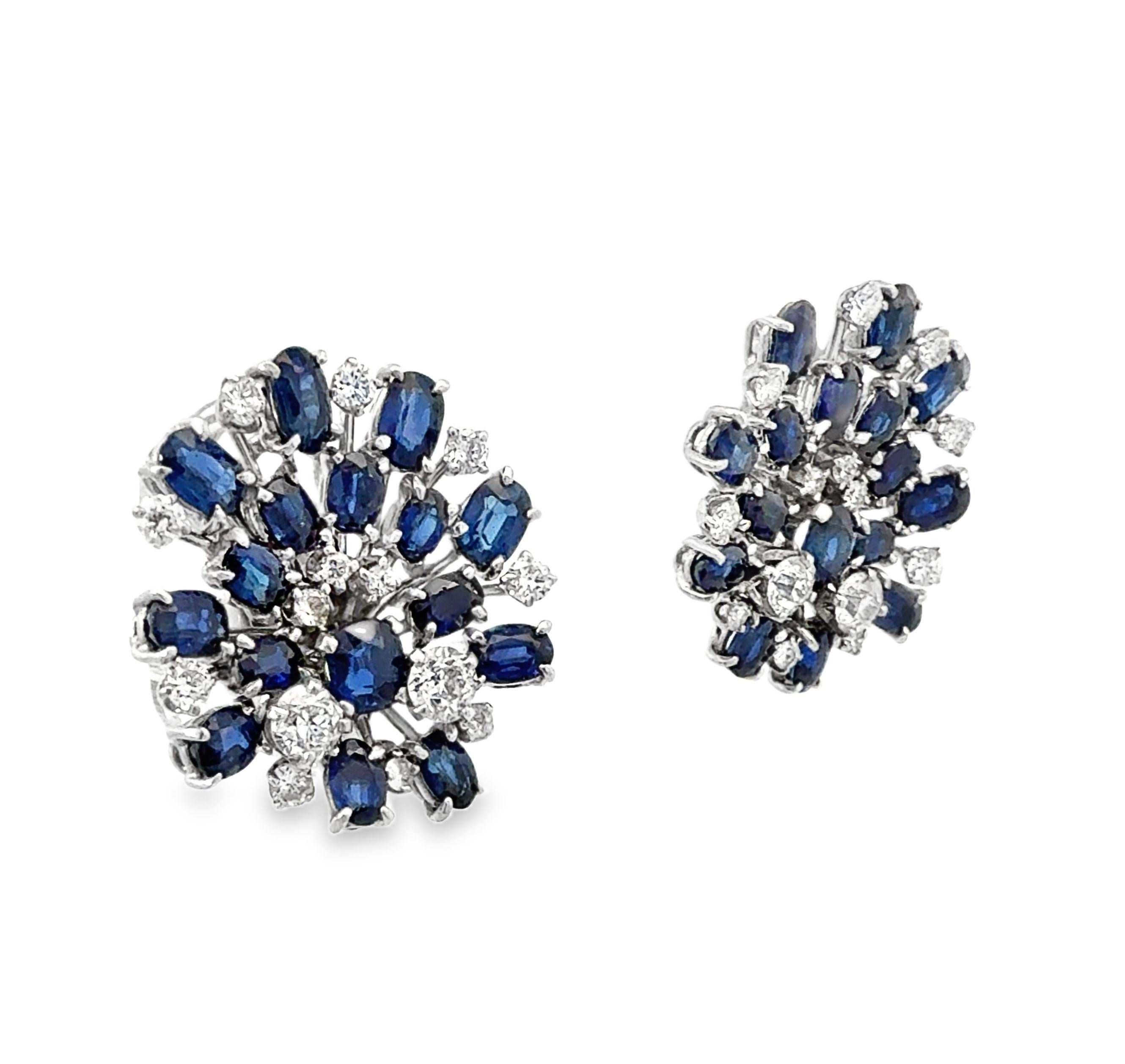 Moderne Boucles d'oreilles Clips en saphir bleu et diamants en vente