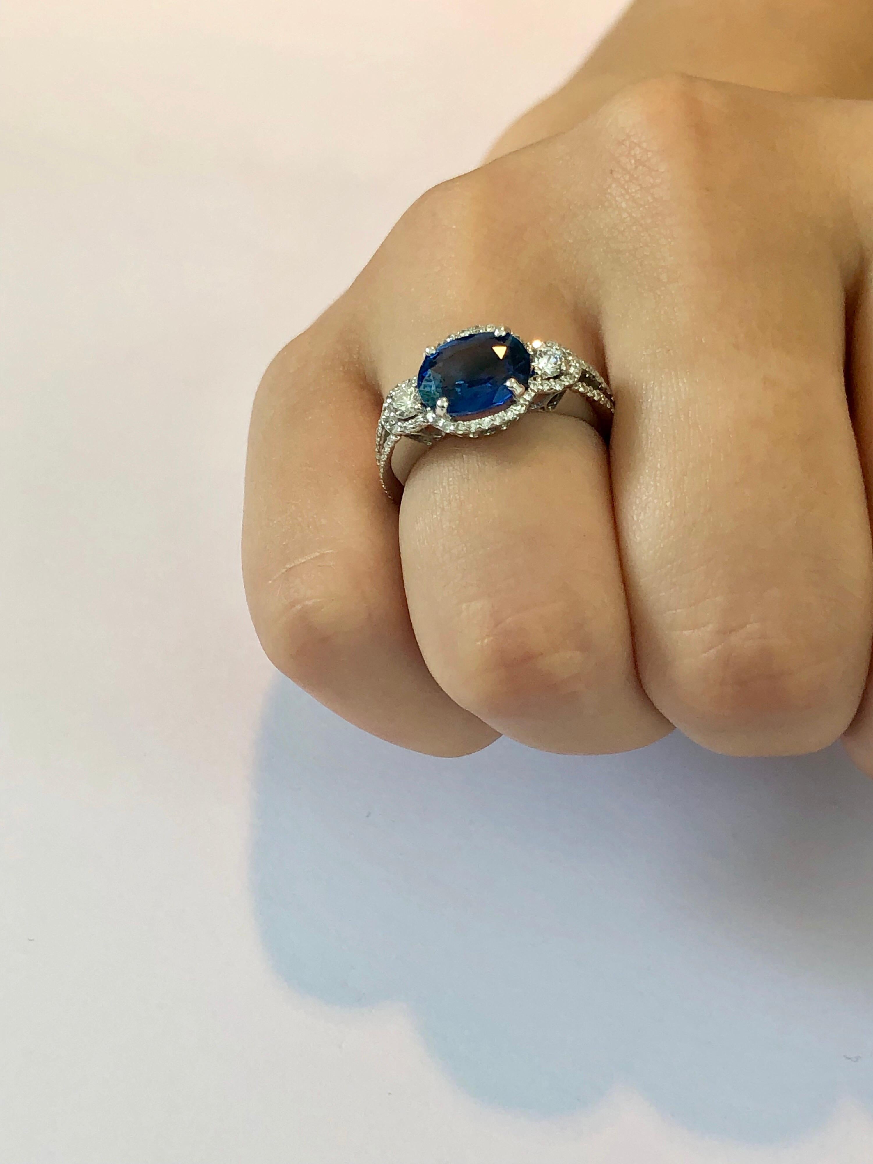 Sapphire and Diamond Cluster White Gold Cocktail Ring Weighing 4.10 Carat In New Condition In New York, NY