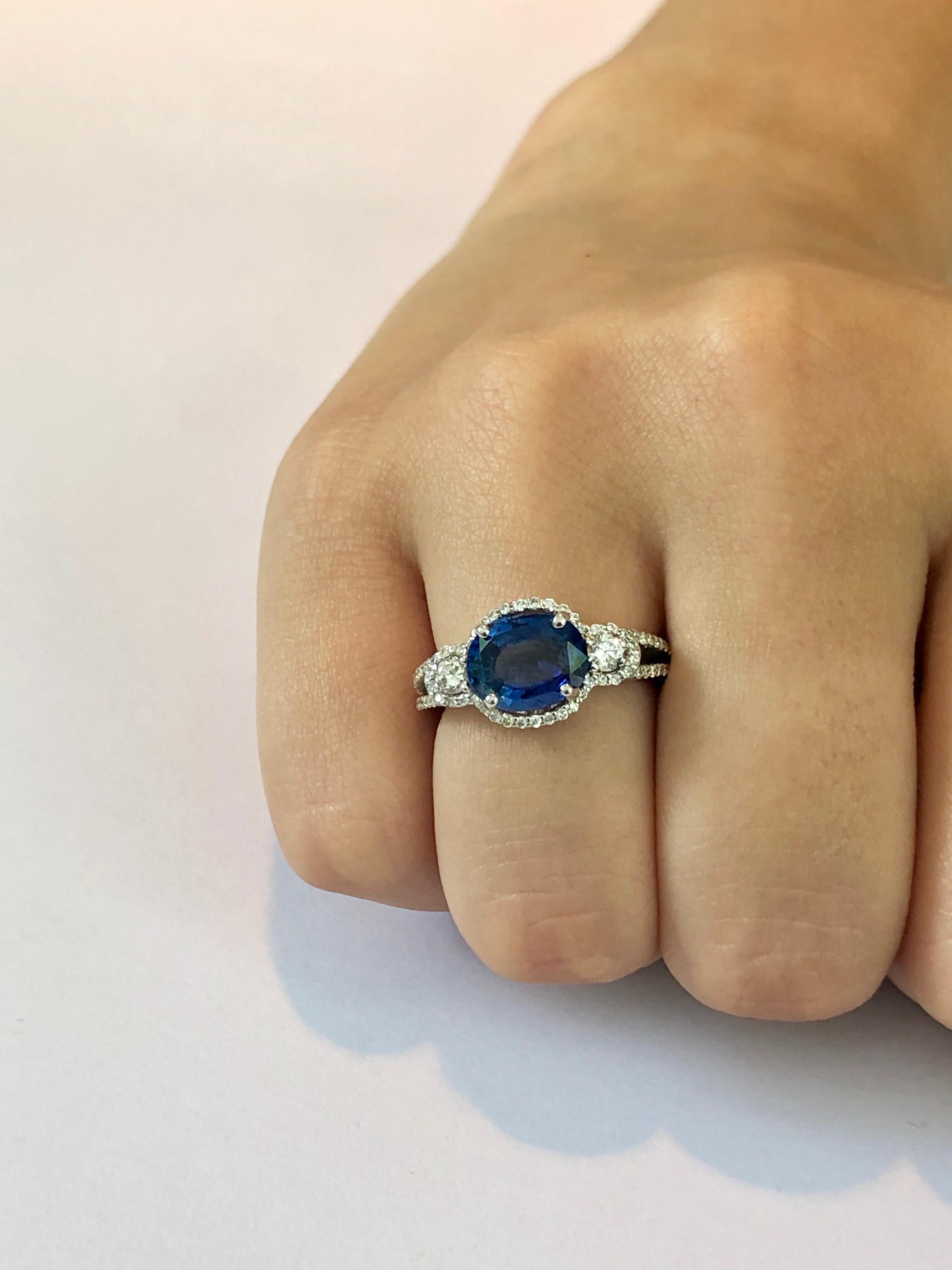 Contemporary Sapphire and Diamond Cluster White Gold Cocktail Ring Weighing 4.10 Carat