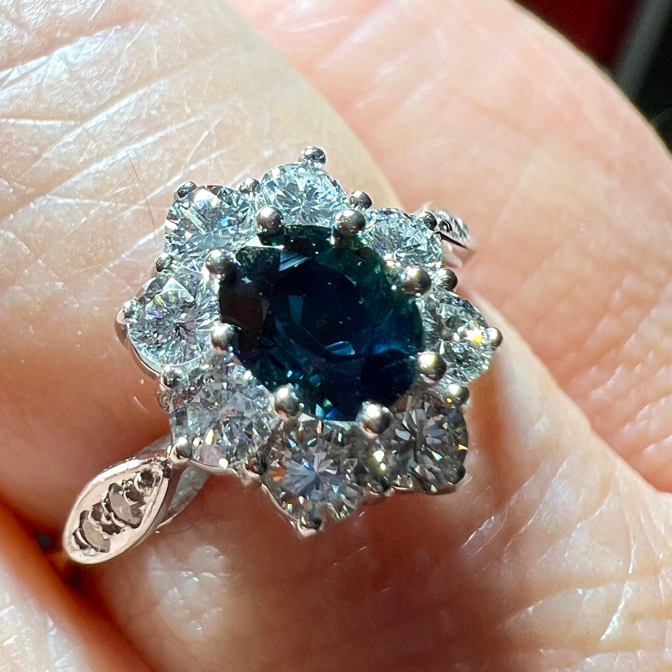 Bague à saphir bleu et diamant en or blanc 18 carats, vers 1950 en vente 4