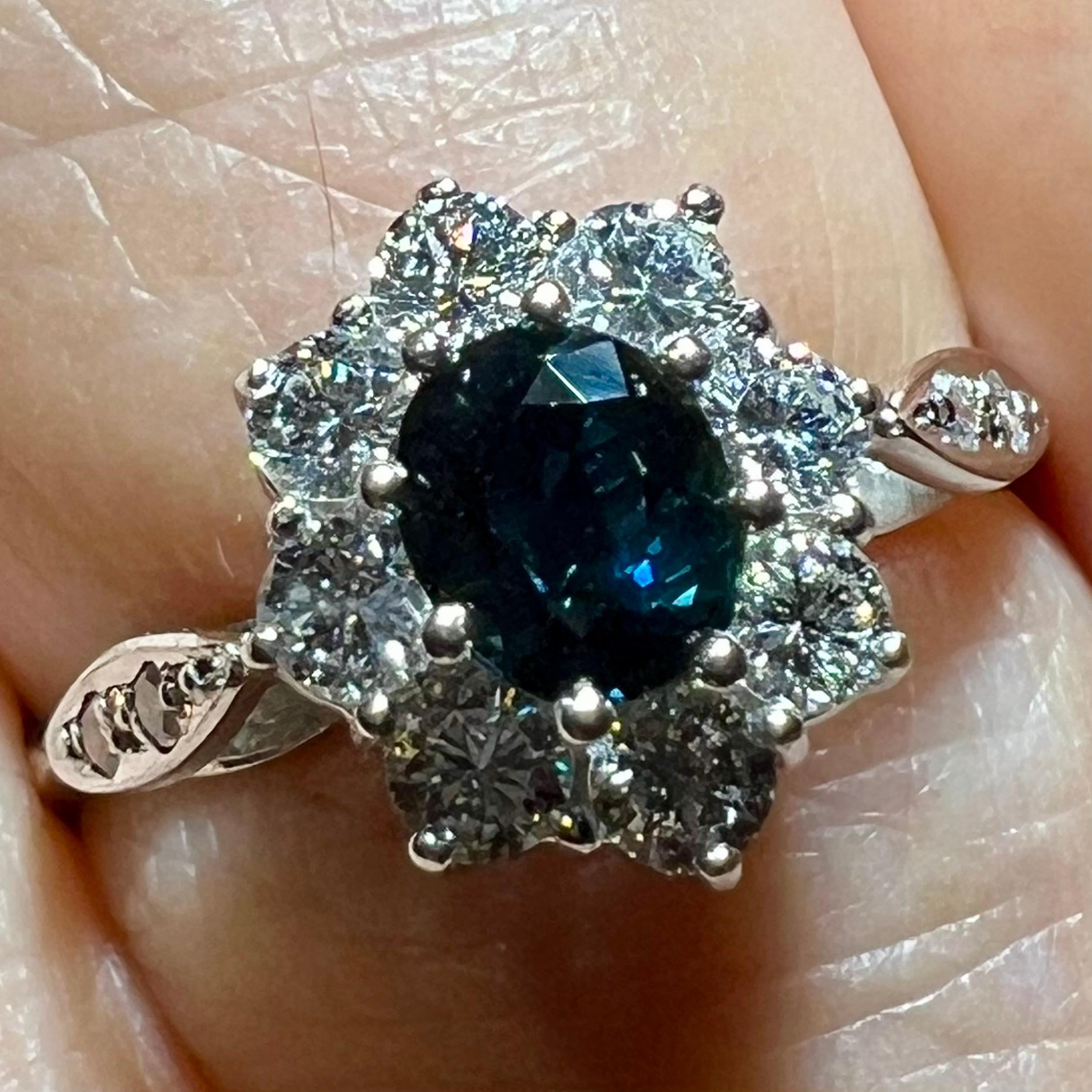 Bague à saphir bleu et diamant en or blanc 18 carats, vers 1950 en vente 5