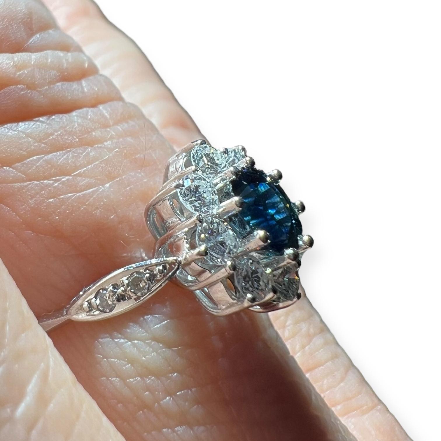 Romantique Bague à saphir bleu et diamant en or blanc 18 carats, vers 1950 en vente