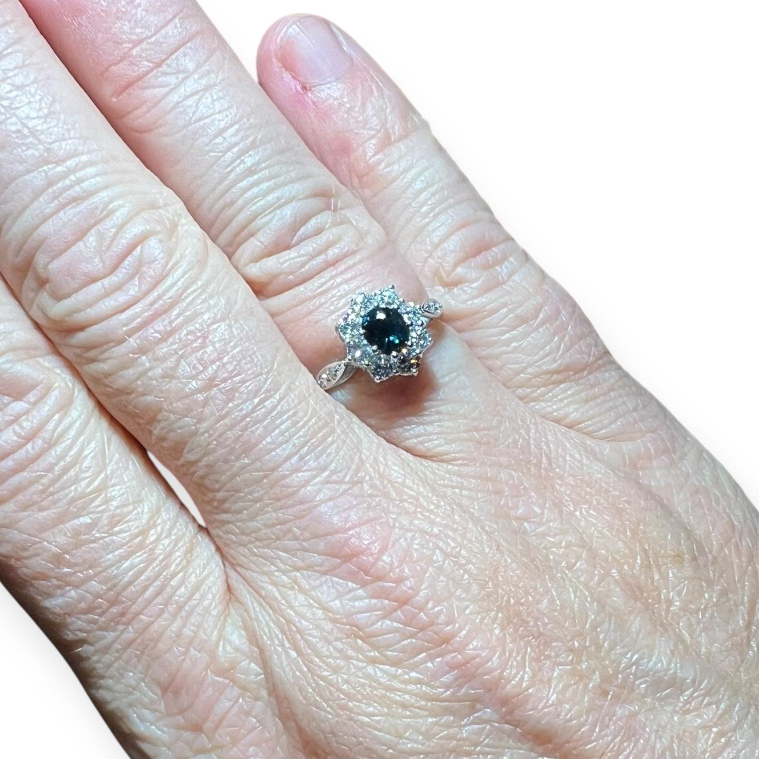 Taille ovale Bague à saphir bleu et diamant en or blanc 18 carats, vers 1950 en vente