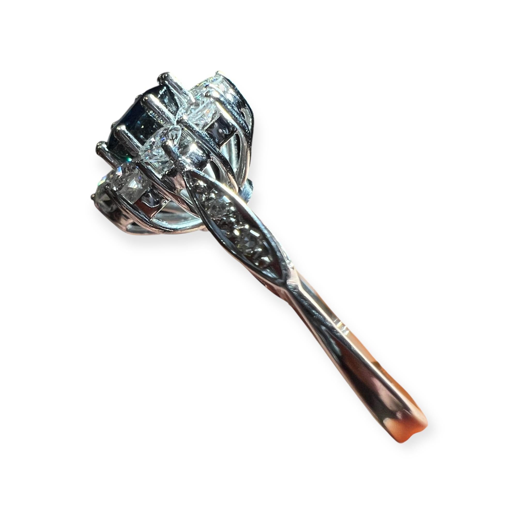 Bague à saphir bleu et diamant en or blanc 18 carats, vers 1950 Pour femmes en vente