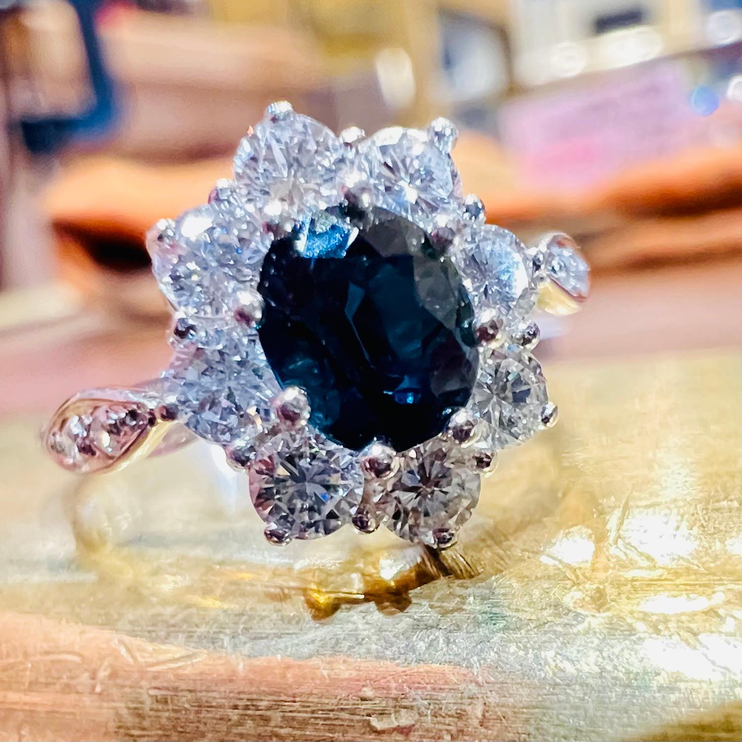 Bague à saphir bleu et diamant en or blanc 18 carats, vers 1950 en vente 3