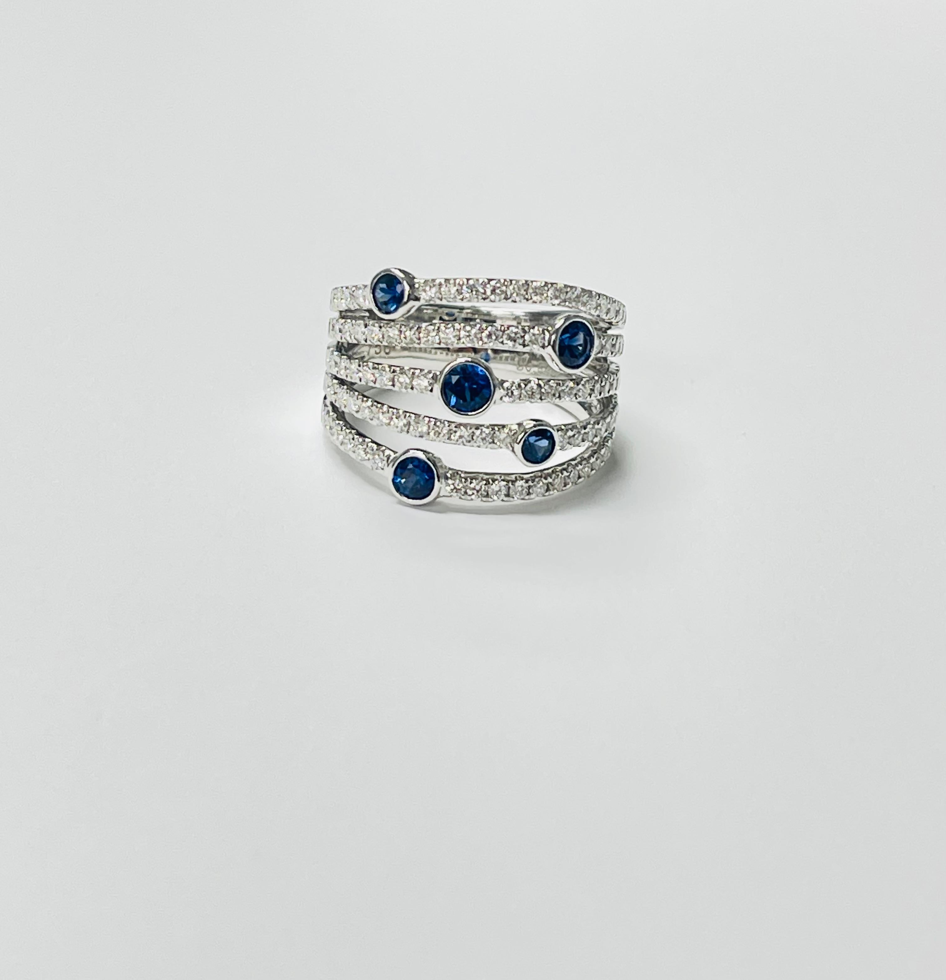 Cocktailring mit blauem Saphir und Diamant aus 18 Karat Weißgold (Zeitgenössisch) im Angebot